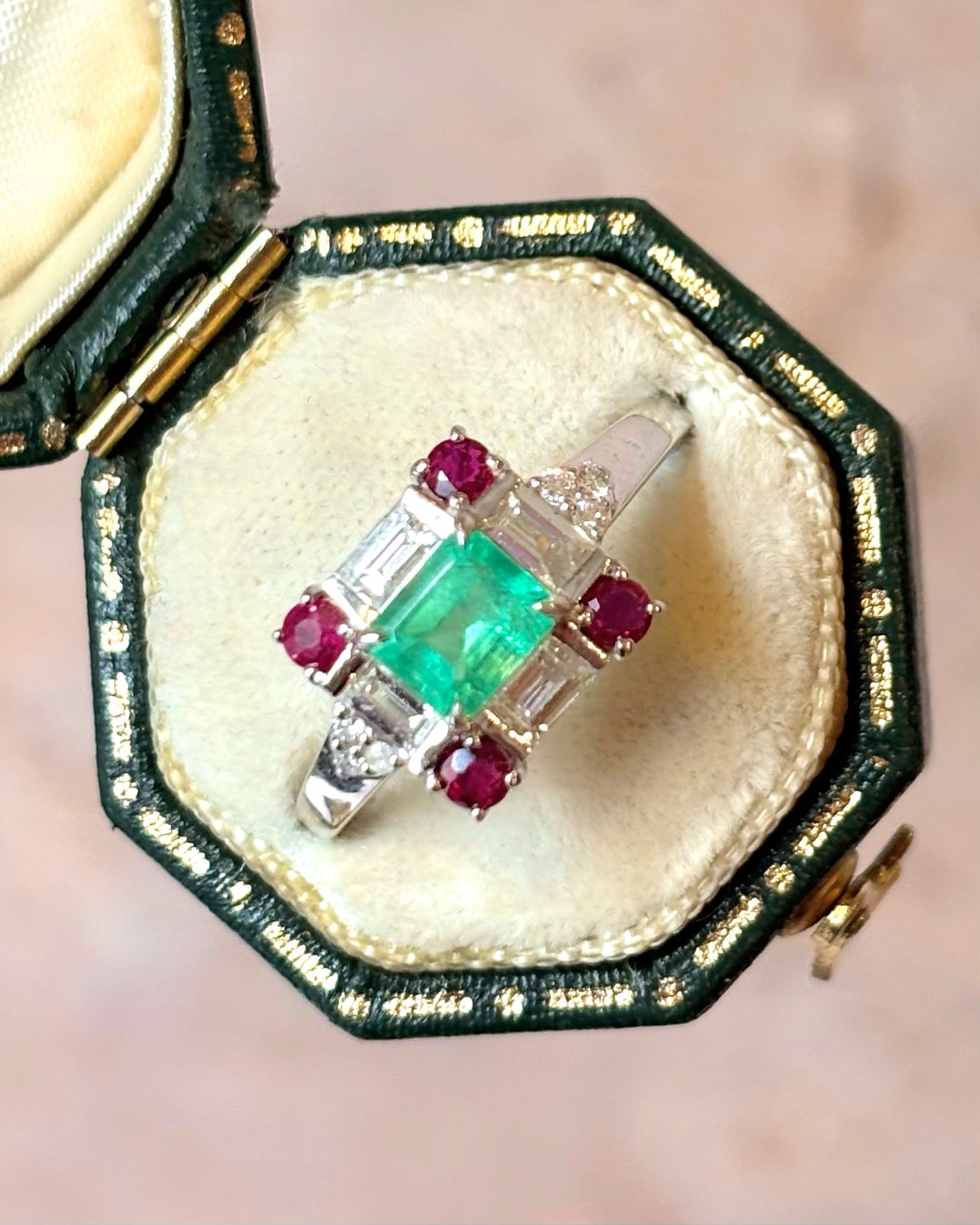 Anillo Marguerite Esmeralda 0,62 quilates, Rubí 0,35 quilates y Diamantes 0,43 quilates "Erika"