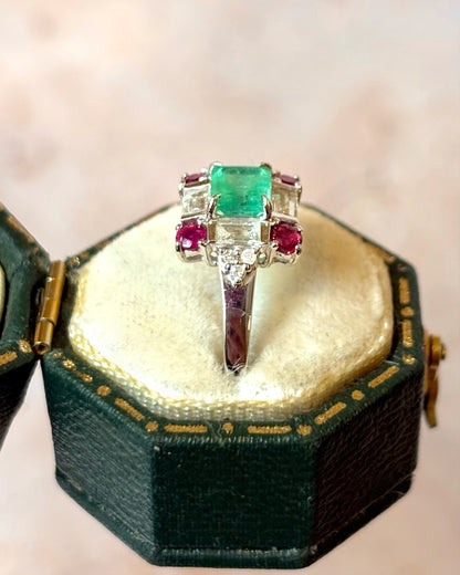 Anillo Marguerite Esmeralda 0,62 quilates, Rubí 0,35 quilates y Diamantes 0,43 quilates "Erika"