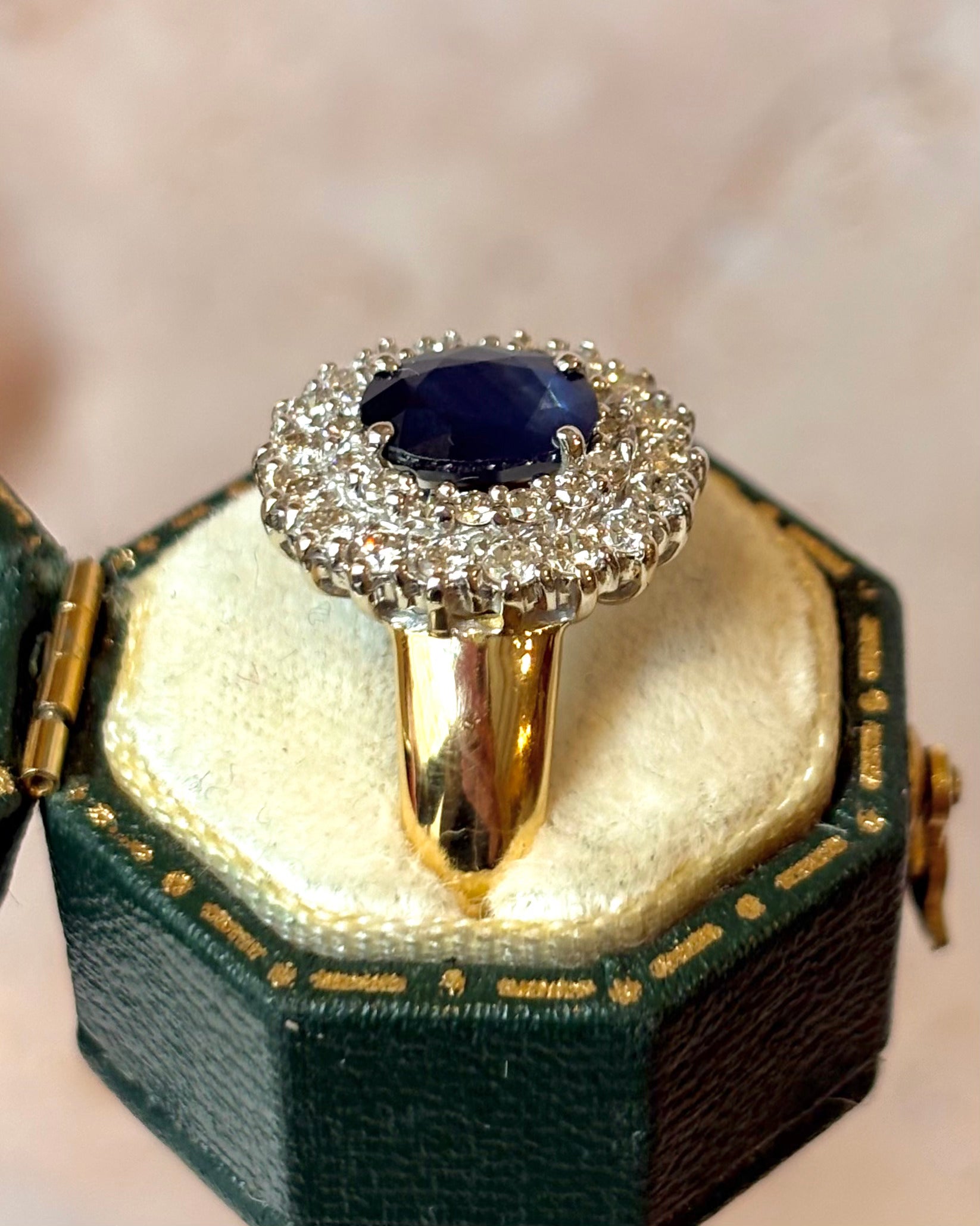 Bague Marguerite Saphir 1.75 carat &amp; Diamants 0.51 carat "Estelle"