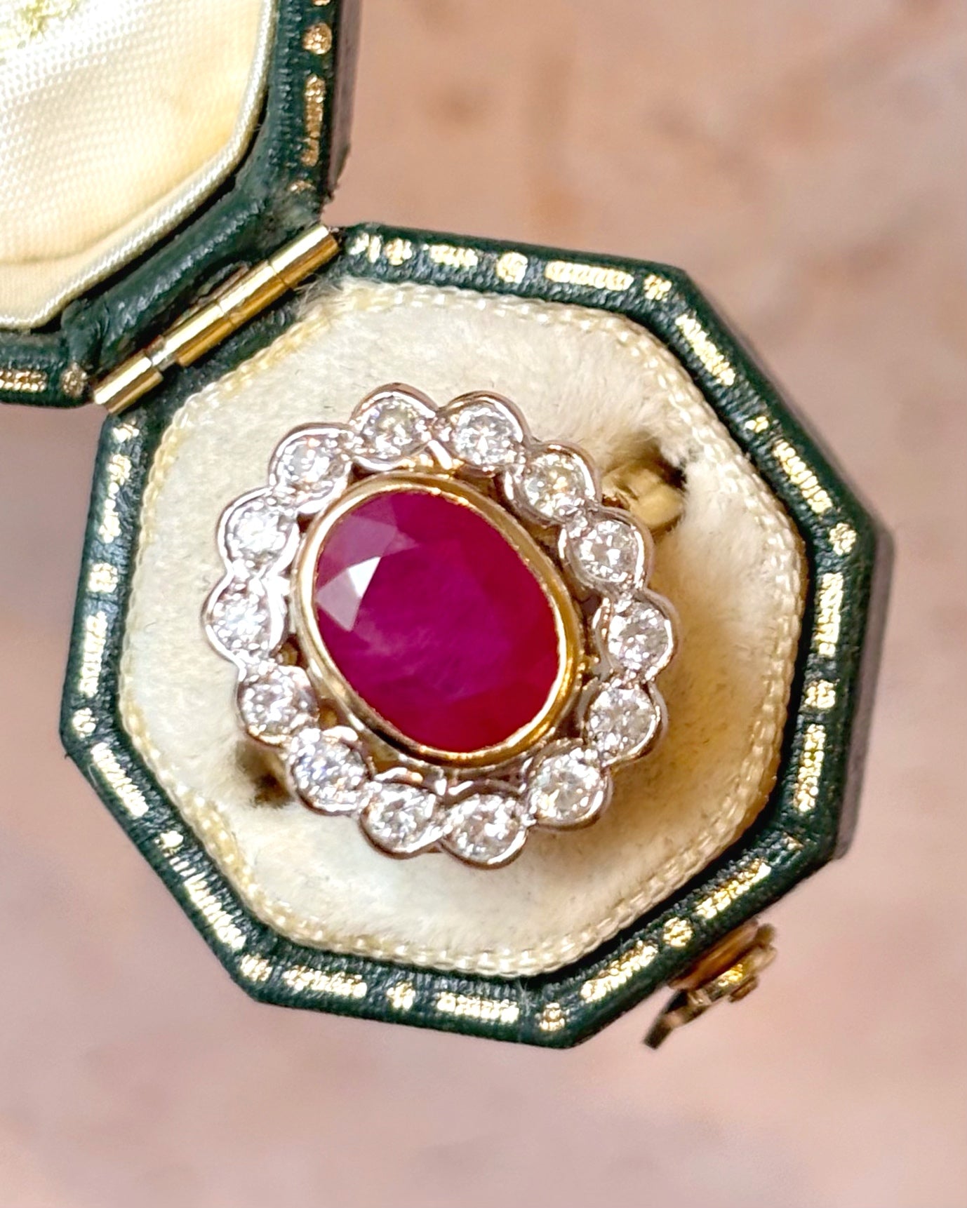 Anillo Marguerite Rubí 2.55 quilates y Diamantes 0.56 quilates "Rosie"