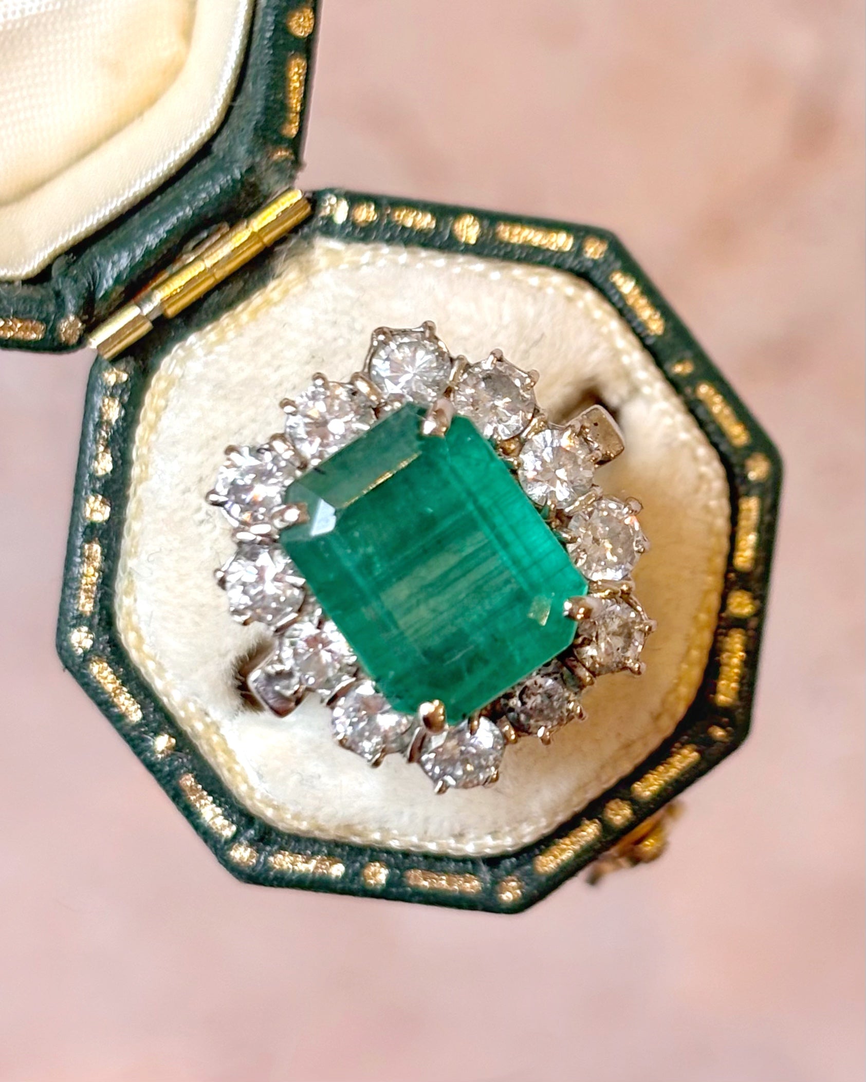 Anillo Margarita Esmeralda 3.35 quilates y Diamantes 0.84 quilates "Amandine"