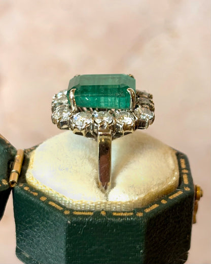 Anillo Margarita Esmeralda 3.35 quilates y Diamantes 0.84 quilates "Amandine"