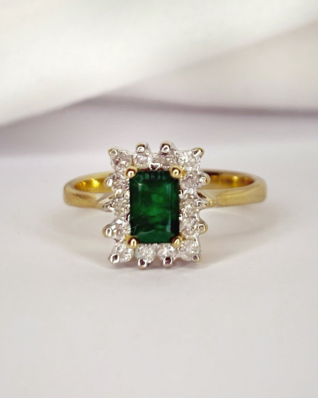 Bague Marguerite Émeraude 0.60 carat, Diamants 0.28 carat &amp; Or 4.61 g "Rahma"