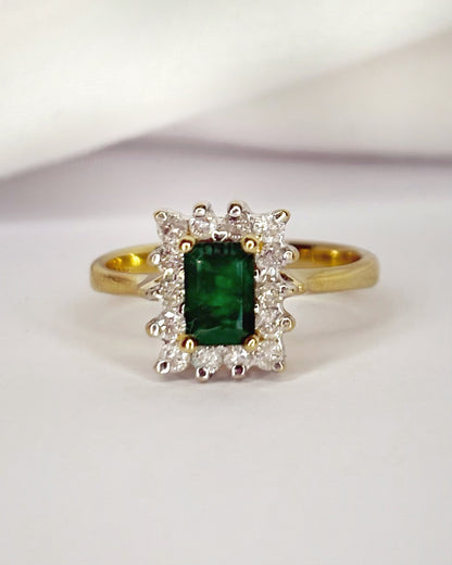 Marguerite Emerald Ring 0.60 carat, Diamonds 0.28 carat &amp; Gold 4.61 g "Rahma"