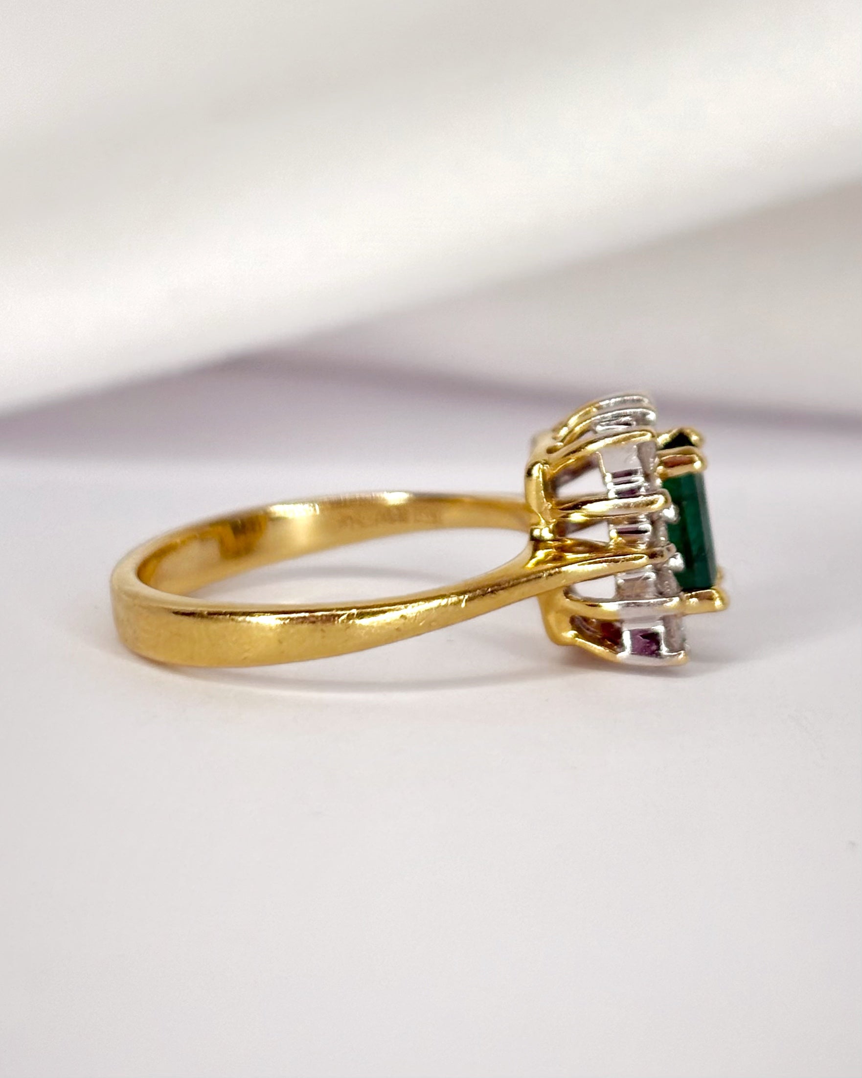 Marguerite Emerald Ring 0.60 carat, Diamonds 0.28 carat &amp; Gold 4.61 g "Rahma"