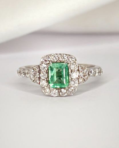 Anillo estilo Art Déco Esmeralda 0,90 quilates y Diamantes 0,52 quilates "Malicia"
