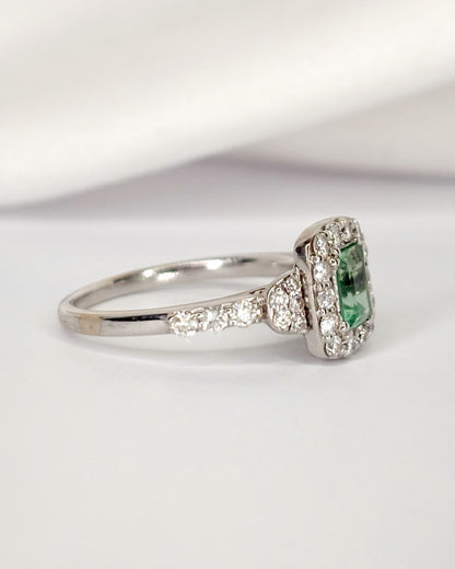 Anillo estilo Art Déco Esmeralda 0,90 quilates y Diamantes 0,52 quilates "Malicia"