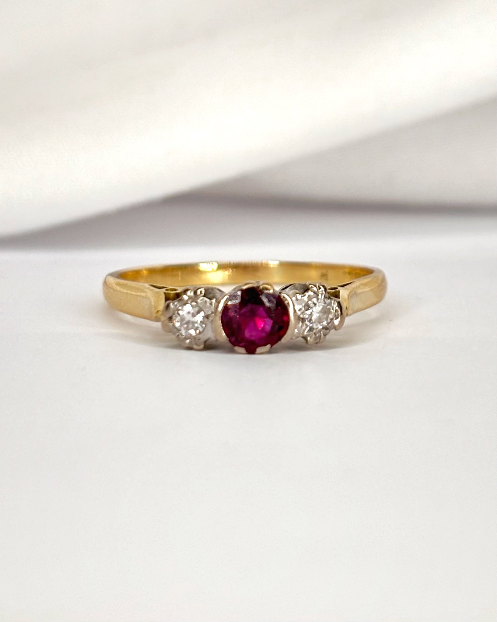 Bague Trilogie Rubis 0.50 carat &amp; Diamants "Vanessa"