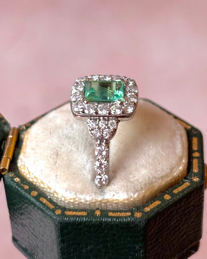 Anillo estilo Art Déco Esmeralda 0,90 quilates y Diamantes 0,52 quilates "Malicia"