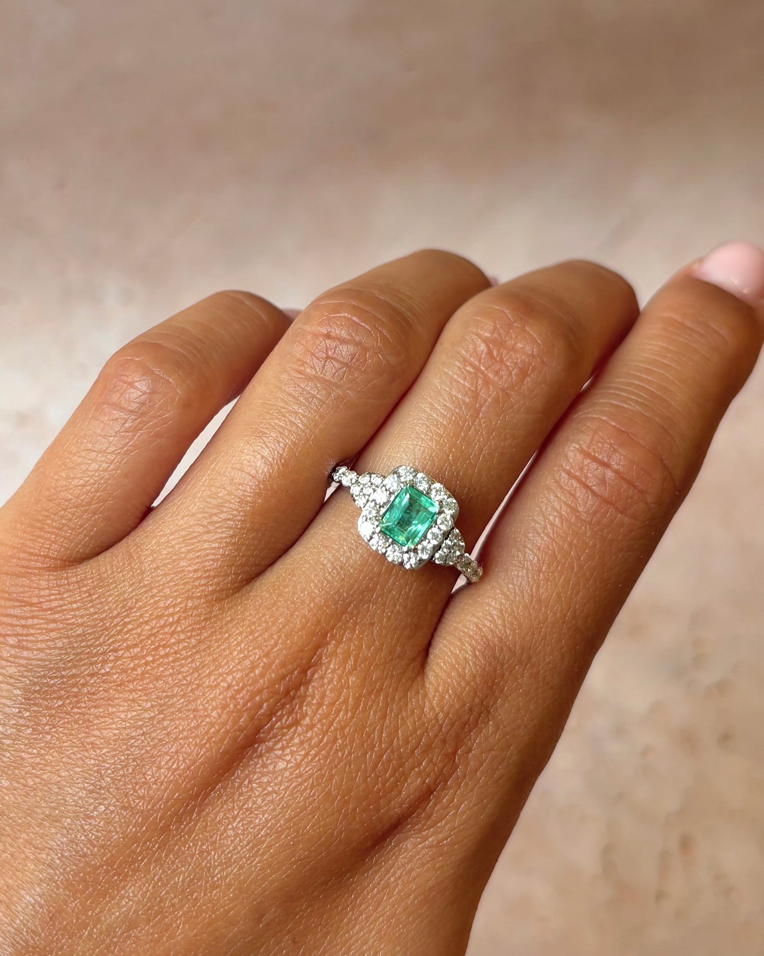 Anillo estilo Art Déco Esmeralda 0,90 quilates y Diamantes 0,52 quilates "Malicia"