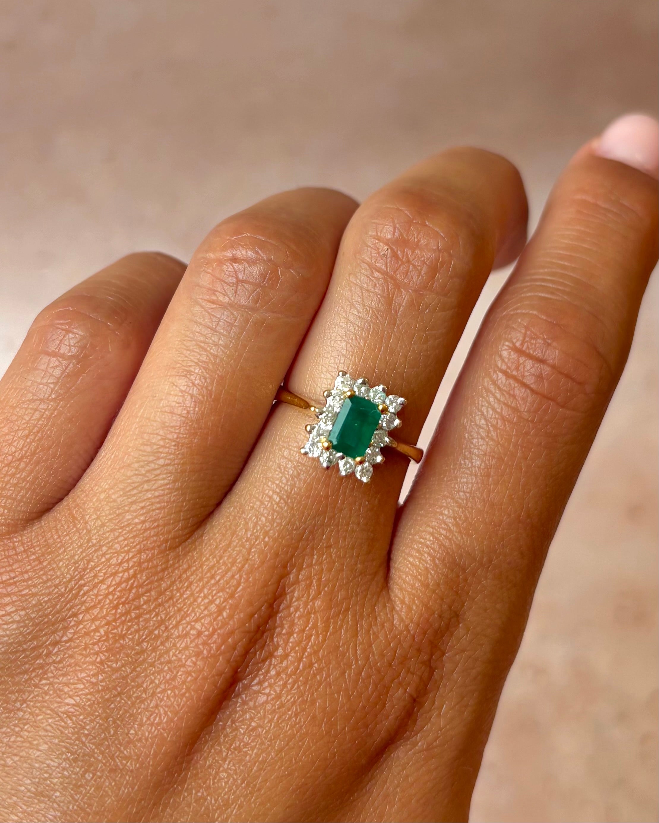 Marguerite Emerald Ring 0.60 carat, Diamonds 0.28 carat &amp; Gold 4.61 g "Rahma"