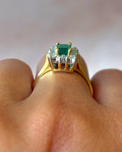 Marguerite Emerald Ring 0.60 carat, Diamonds 0.28 carat &amp; Gold 4.61 g "Rahma"
