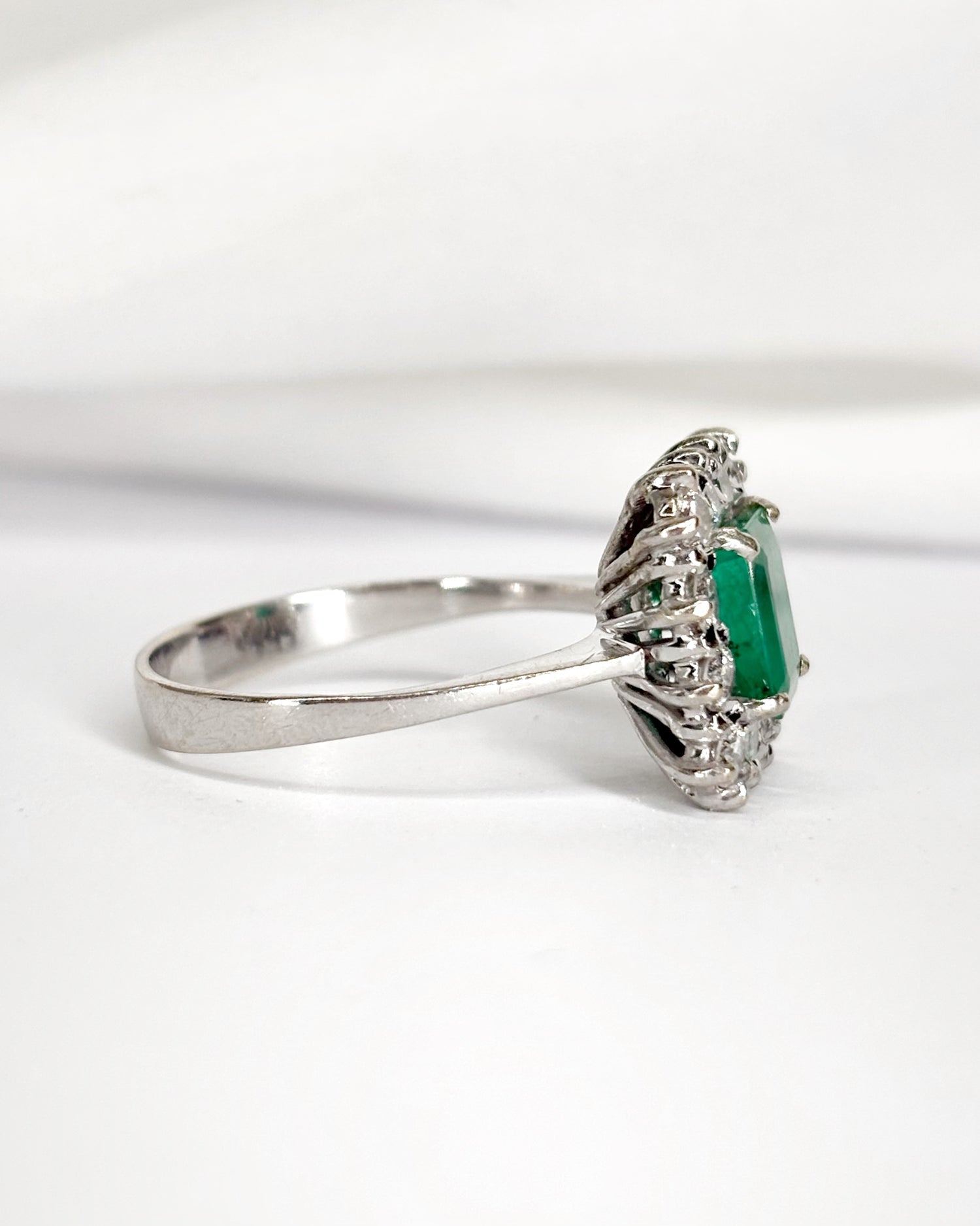 Bague Marguerite Émeraude 1.10 carat &amp; 12 Diamants 0.60 carat "Valentine"