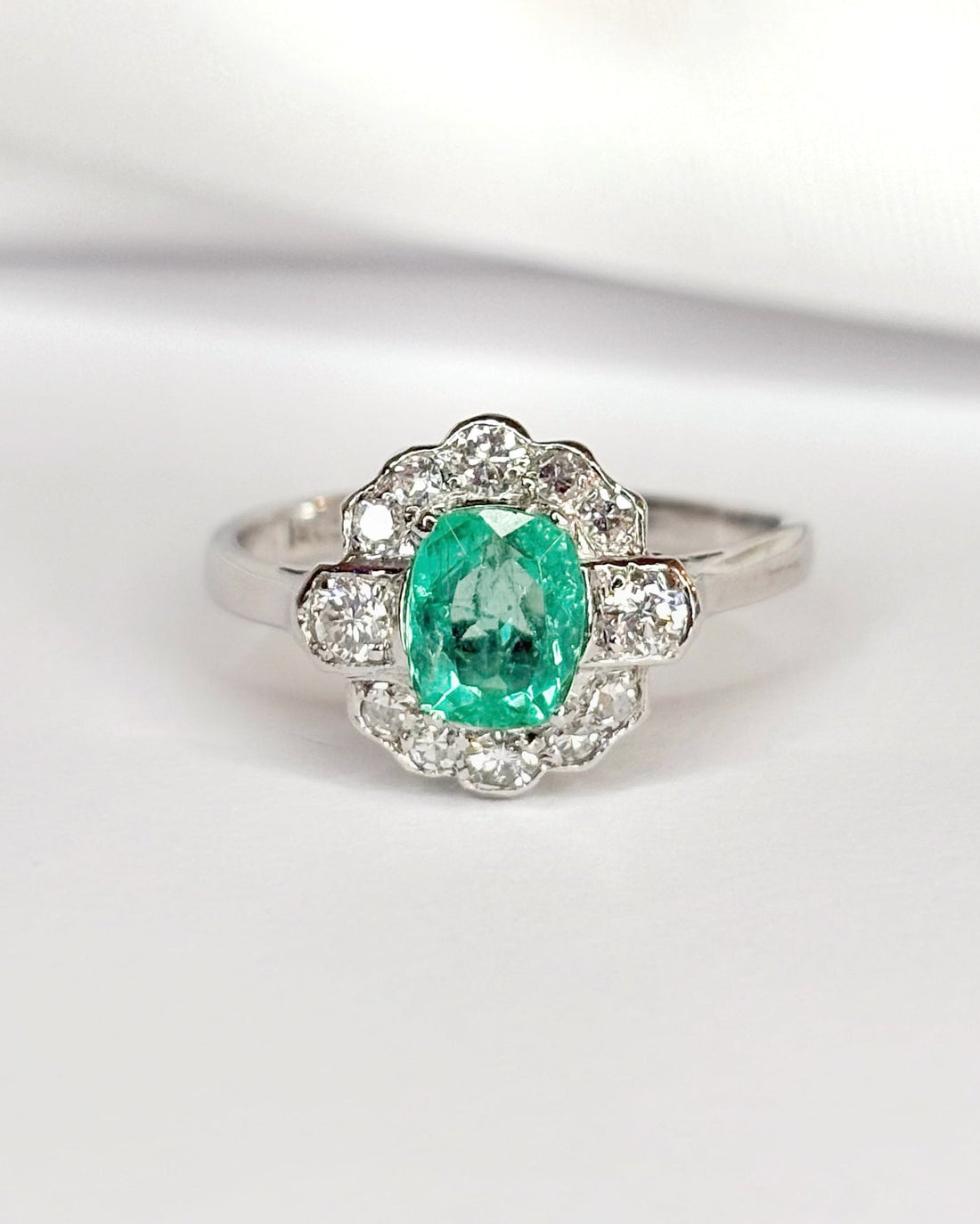 Bague Marguerite Style Art-Déco Émeraude 0.66 carat &amp; 12 Diamants "Laurina"