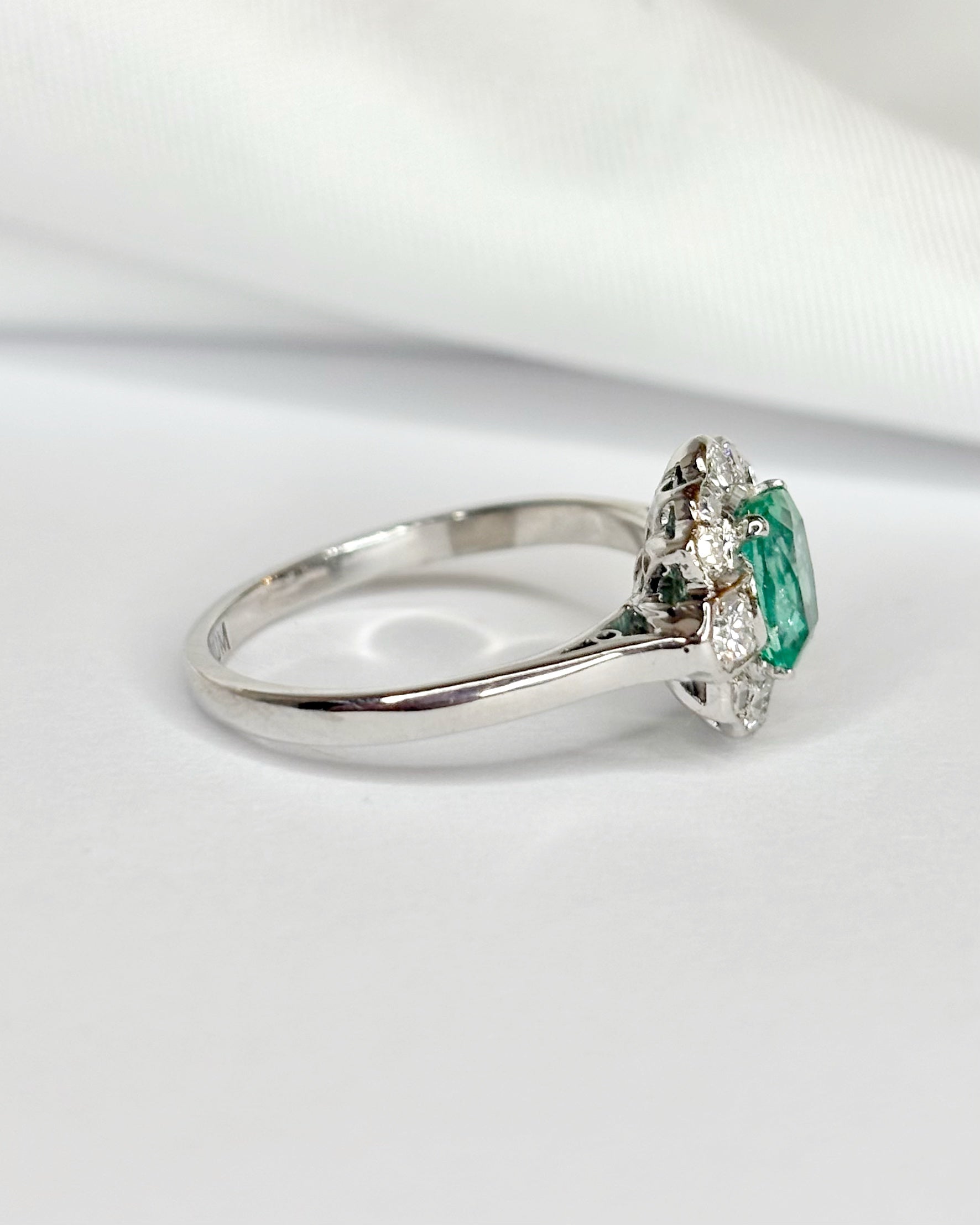 Bague Marguerite Style Art-Déco Émeraude 0.66 carat &amp; 12 Diamants "Laurina"