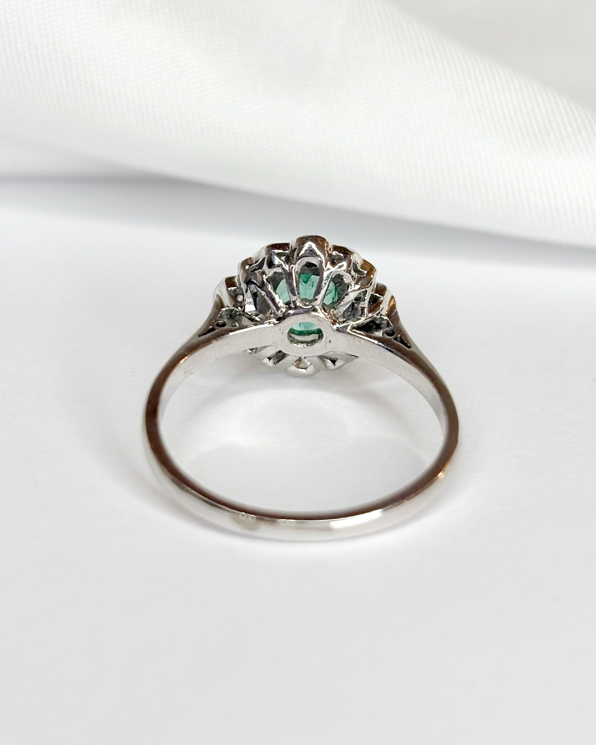 Bague Marguerite Style Art-Déco Émeraude 0.66 carat &amp; 12 Diamants "Laurina"