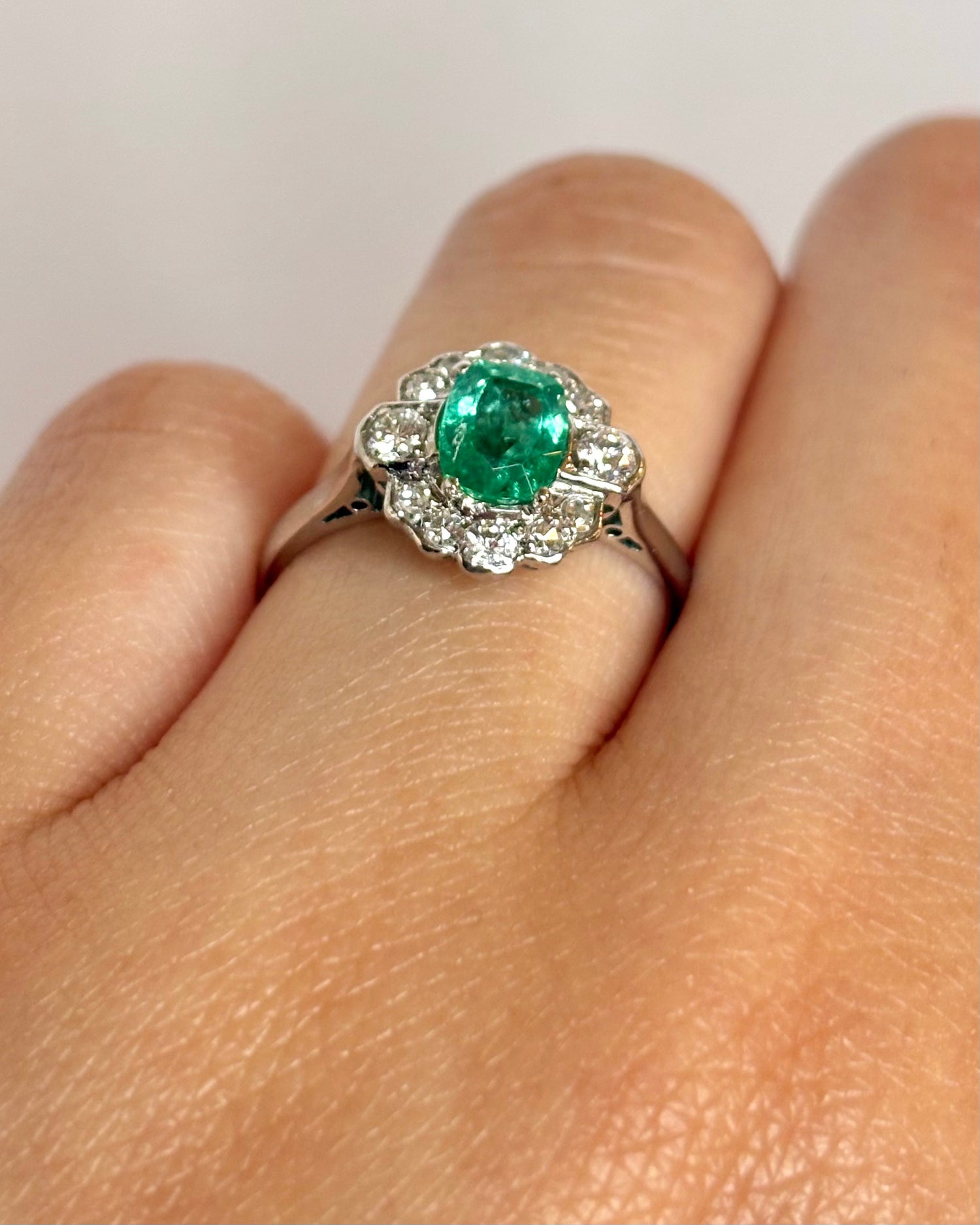 Bague Marguerite Style Art-Déco Émeraude 0.66 carat &amp; 12 Diamants "Laurina"