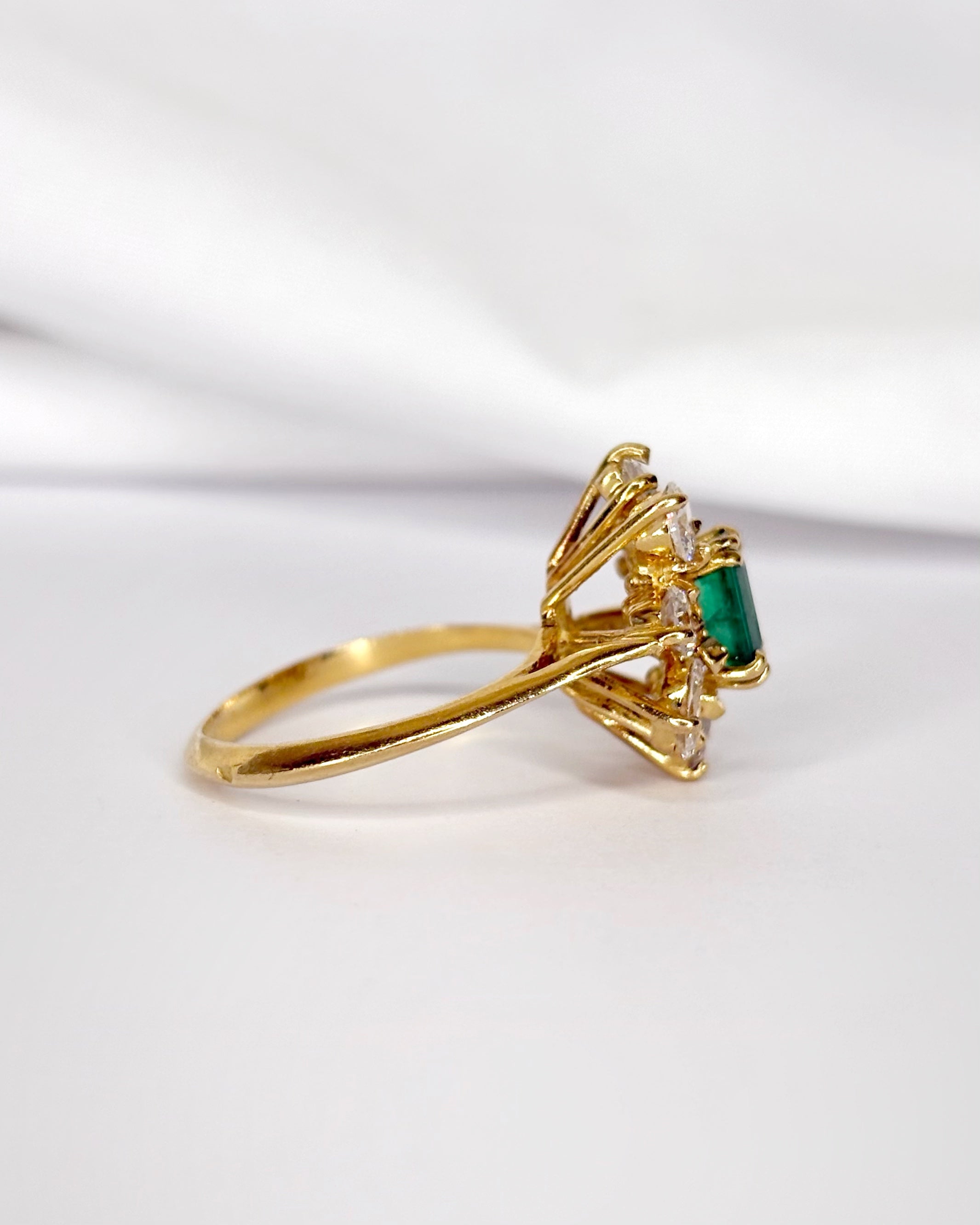 Bague Marguerite Émeraude 1.12 carat &amp; Diamants 0.84 carat "Fabia"