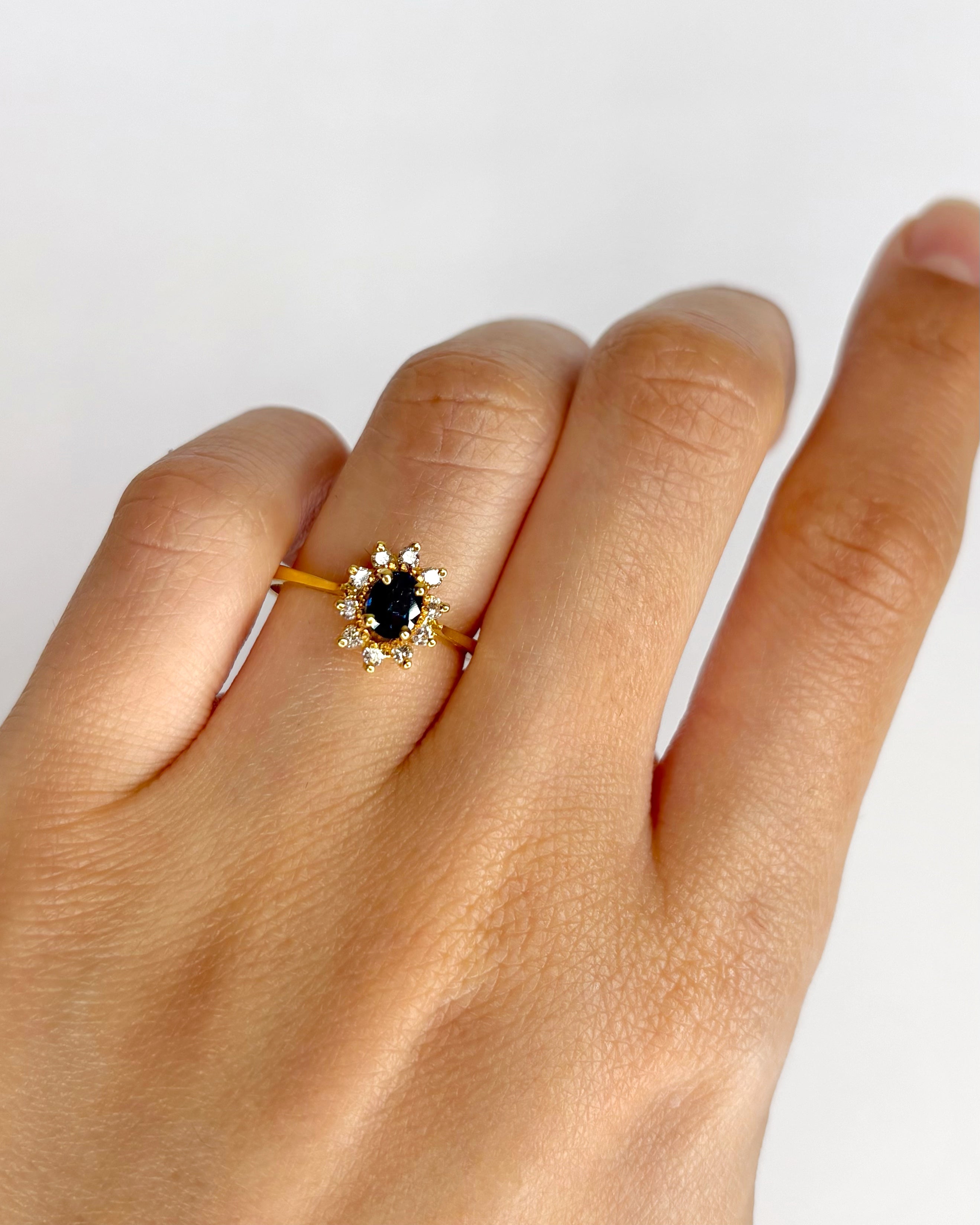 Bague Marguerite Saphir 0.45 carat &amp; Diamants 0.20 carat "Laurence" - Elliade Paris