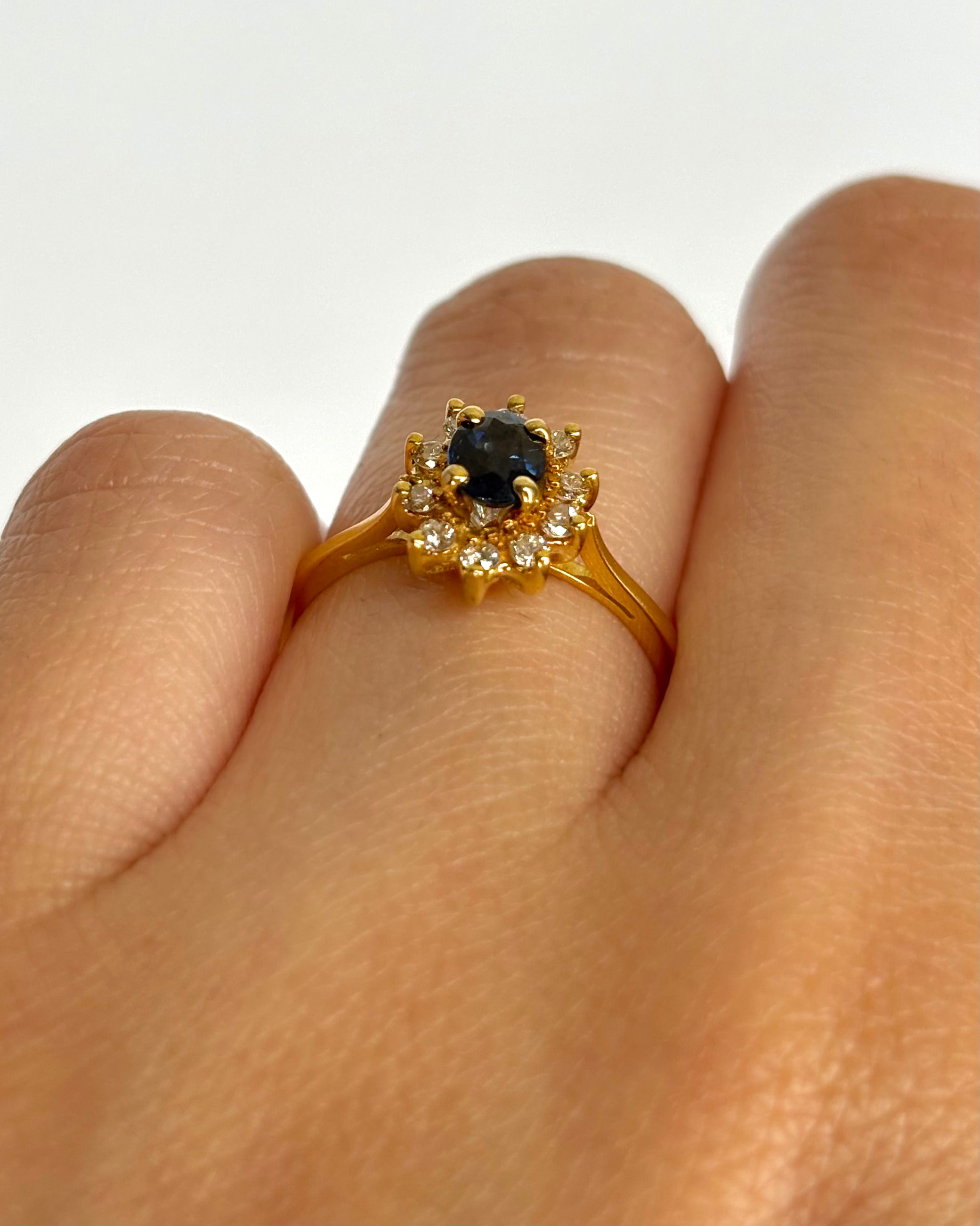 Bague Marguerite Saphir 0.45 carat &amp; Diamants 0.20 carat "Laurence" - Elliade Paris