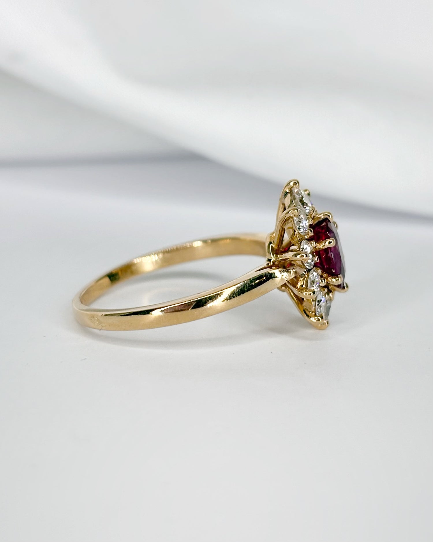 Bague Marguerite Rubis 0.87 carat &amp; Diamants 0.50 carat "Nina"