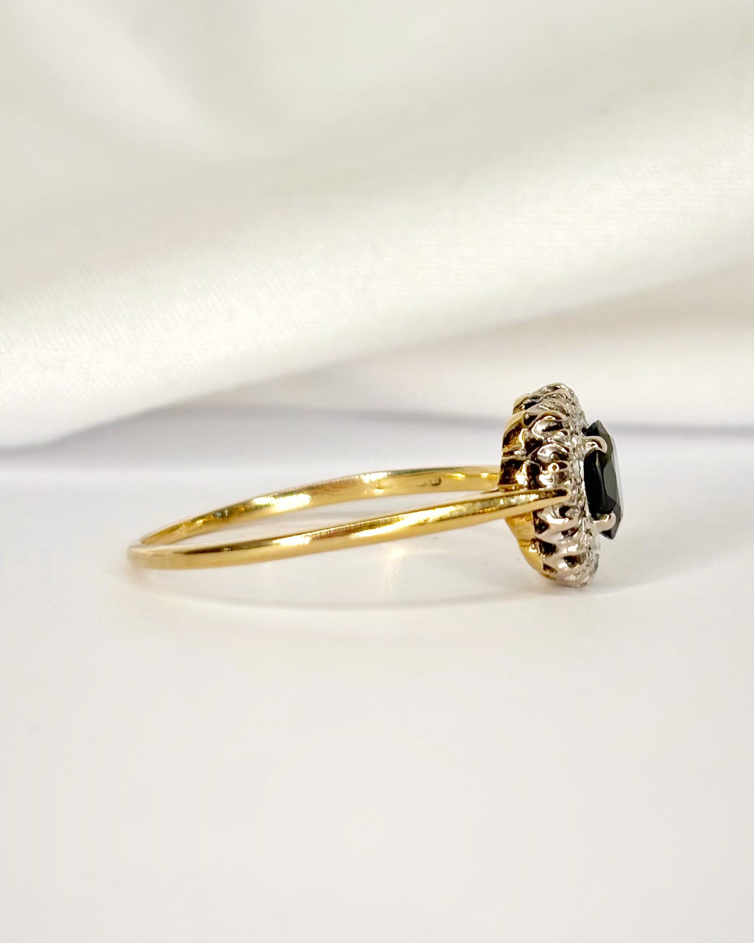 Anillo Marguerite Zafiro 0,85 quilates y diamantes "Erine"