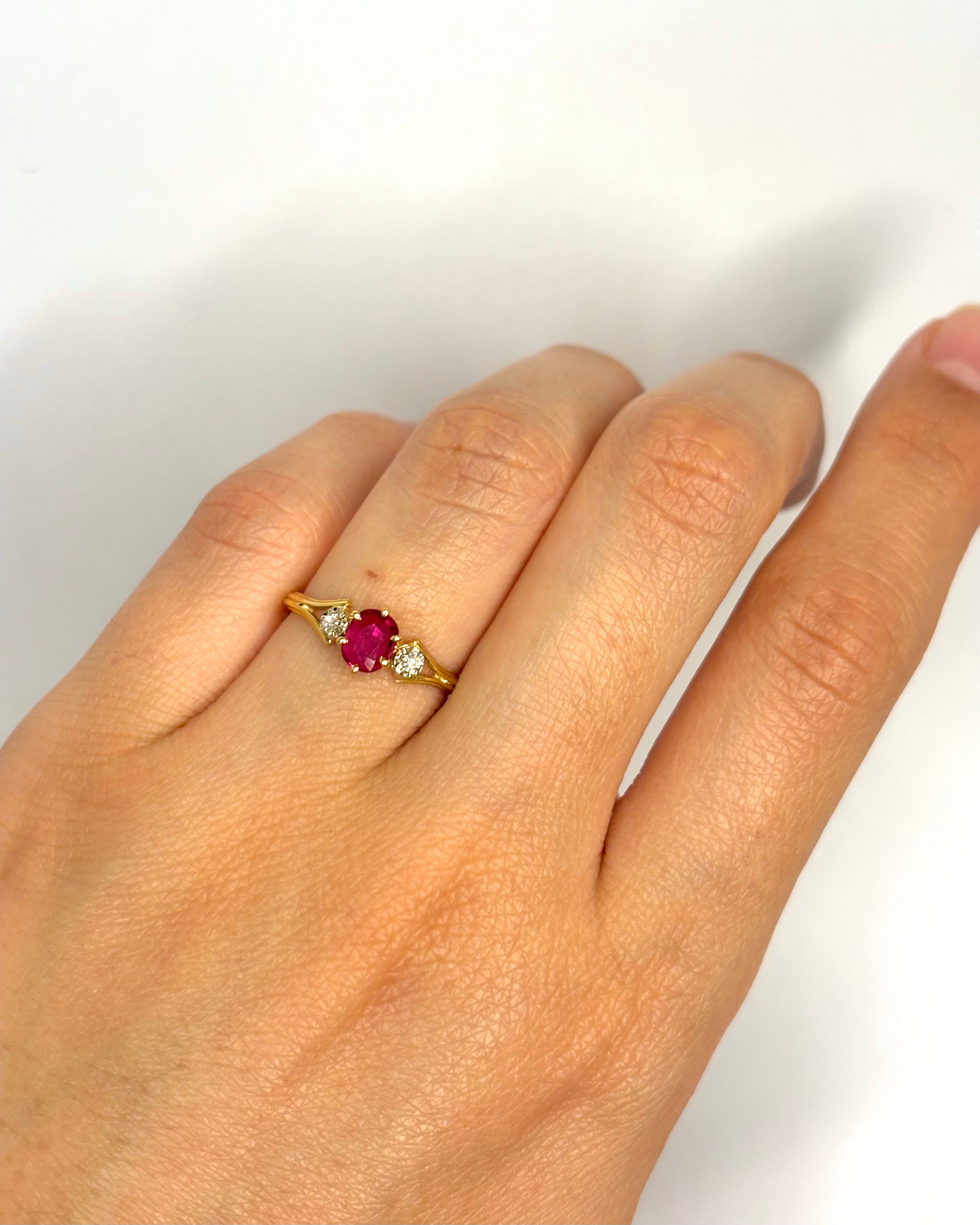 Anillo Trilogía Rubíes 0,38 quilates y Diamantes "Alia"