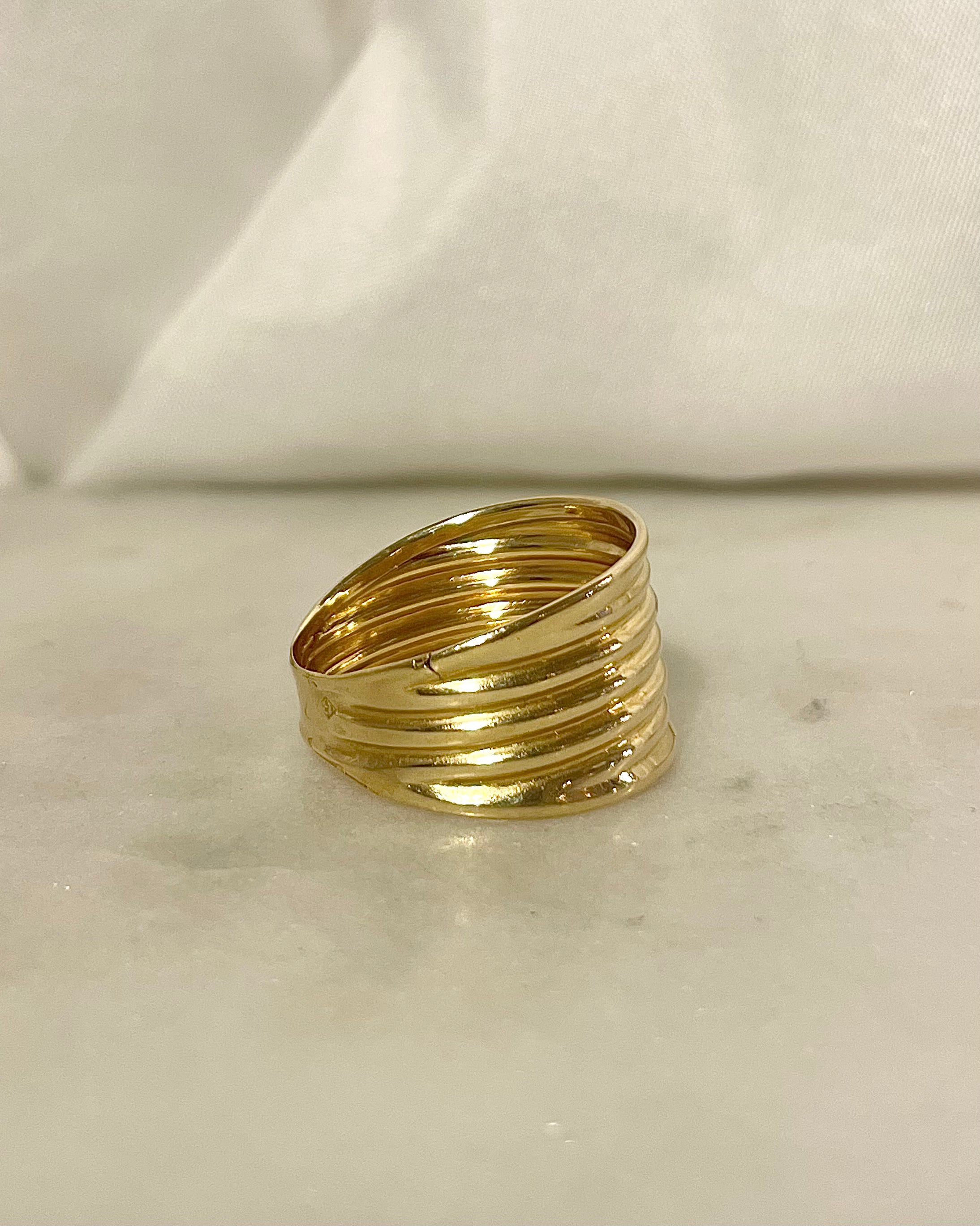Anillo brazalete de oro de 18 quilates "Melania"