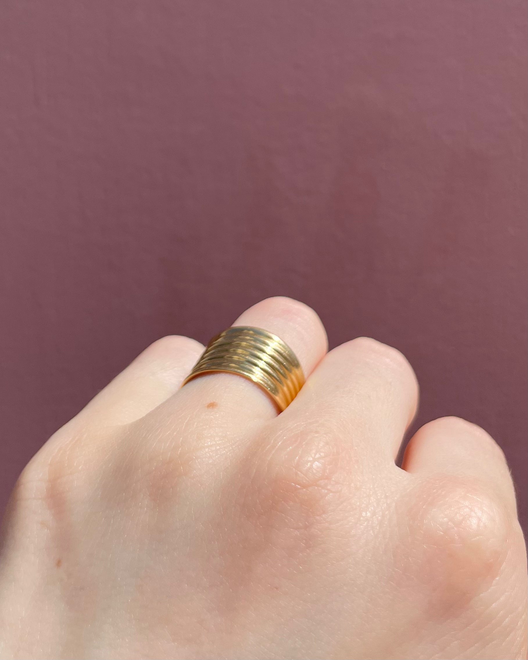 Anillo brazalete de oro de 18 quilates "Melania"