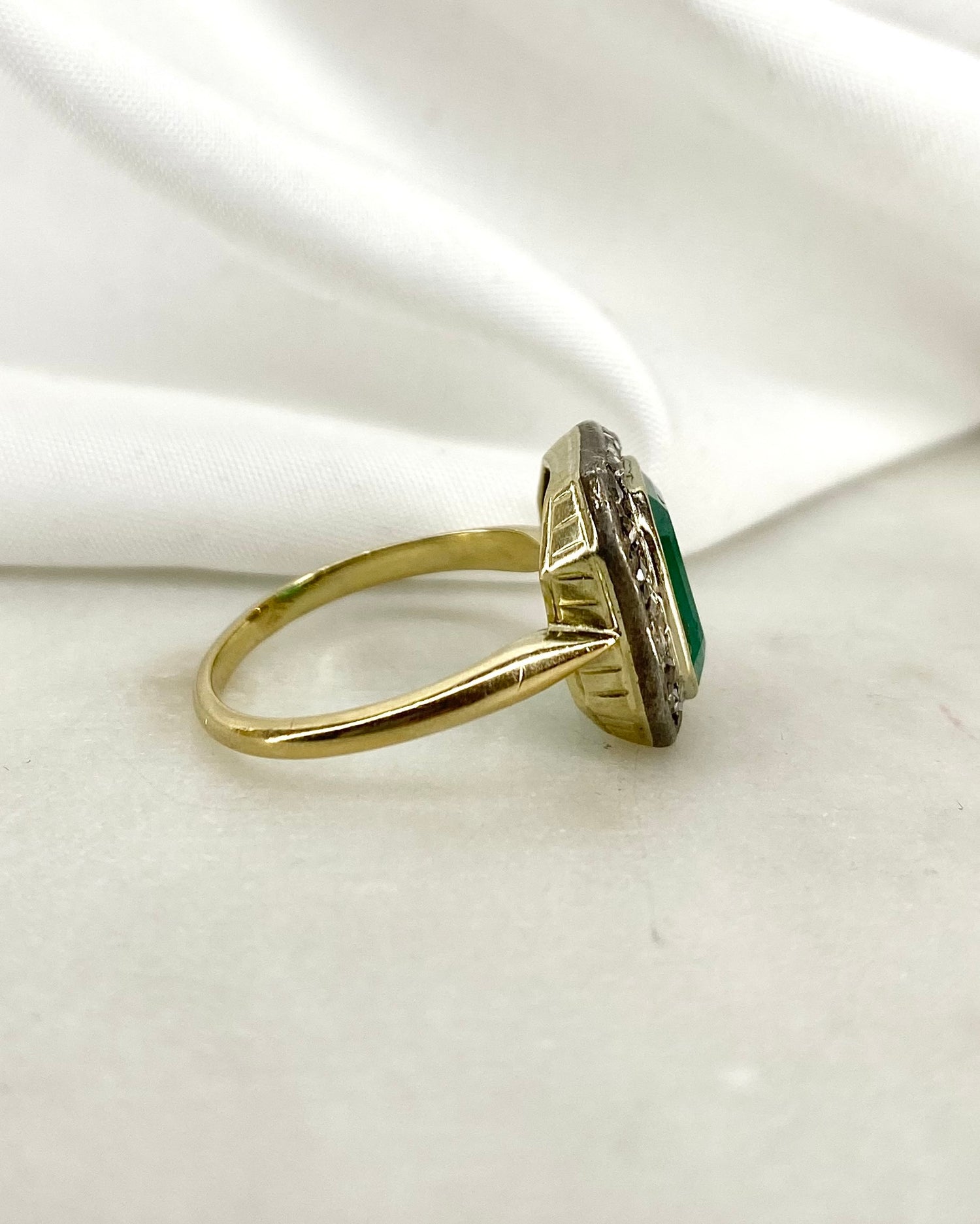 Bague XIXe siècle Marguerite Émeraude 2.65 carats &amp; 22 Diamants &quot;Ornella&quot;