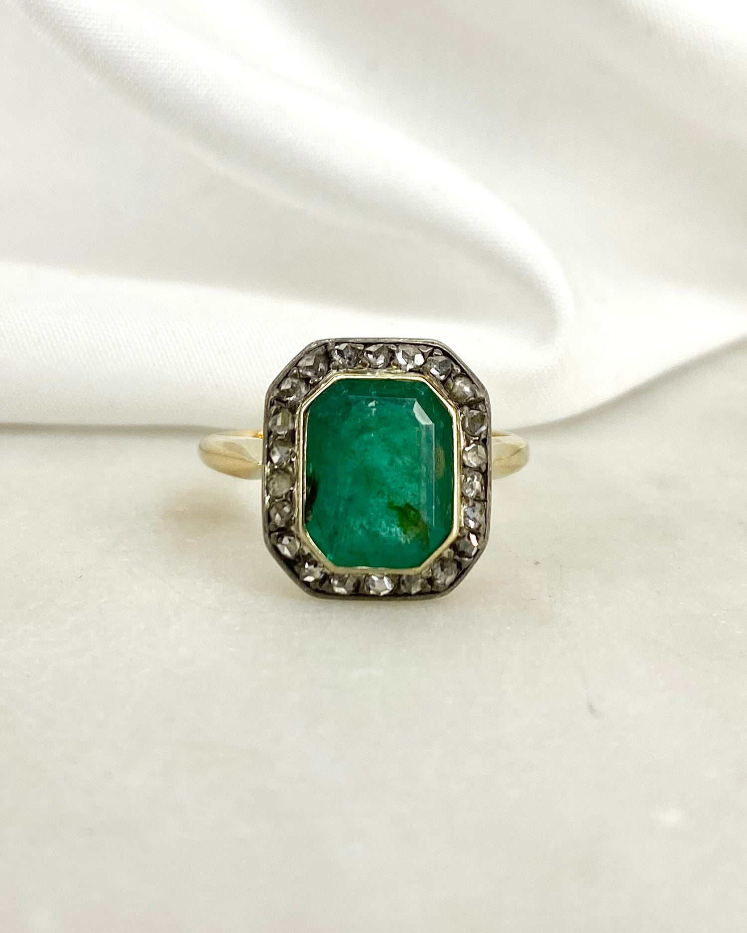 Bague XIXe siècle Marguerite Émeraude 2.65 carats &amp; 22 Diamants &quot;Ornella&quot;