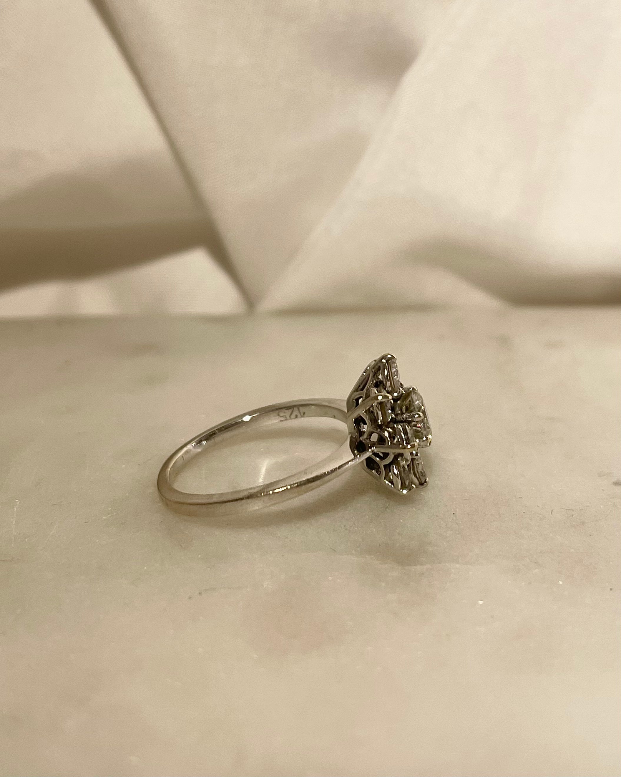 Anillo Margarita 9 Diamantes 1.06 quilates "Chanya"