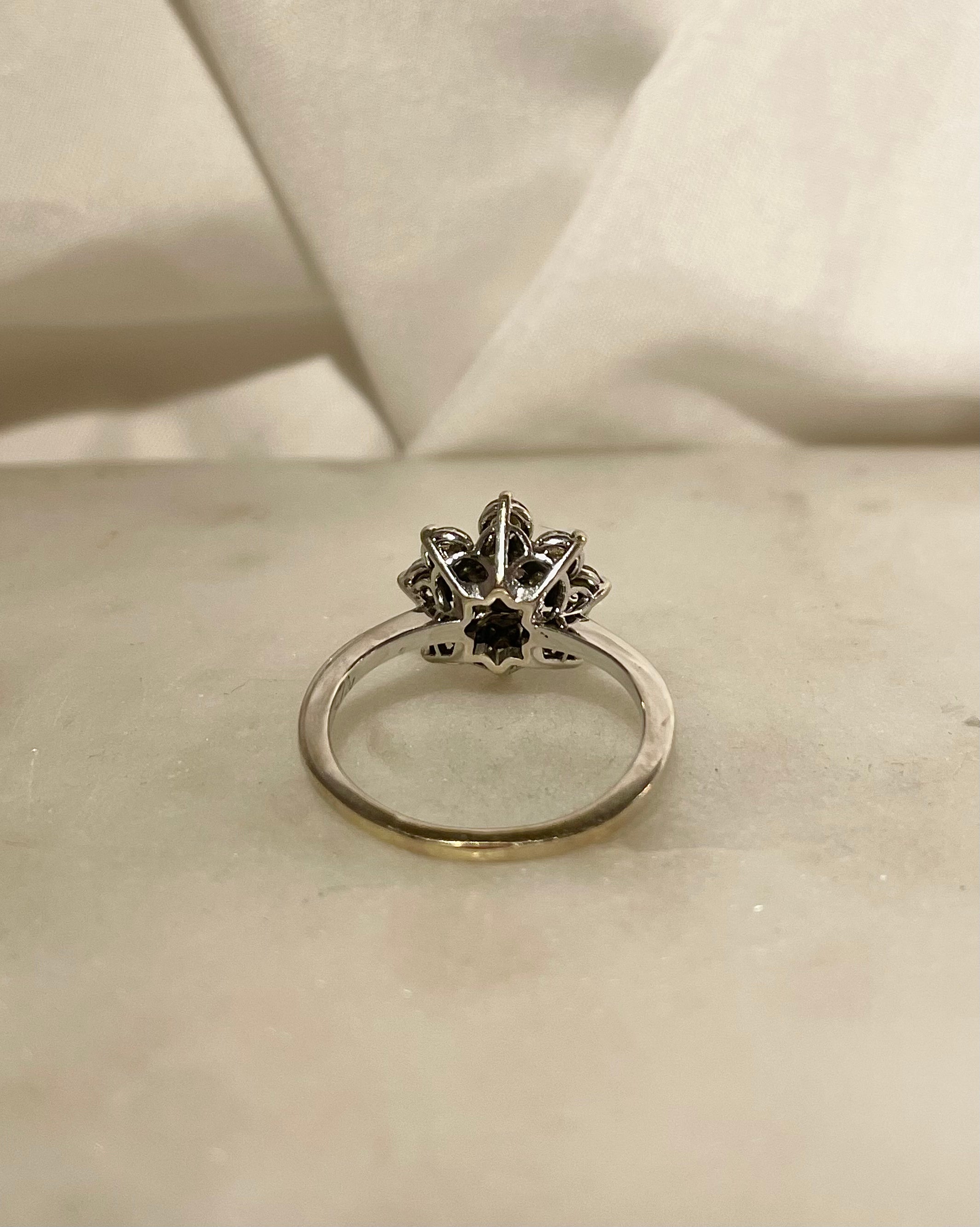 Anillo Margarita 9 Diamantes 1.06 quilates "Chanya"