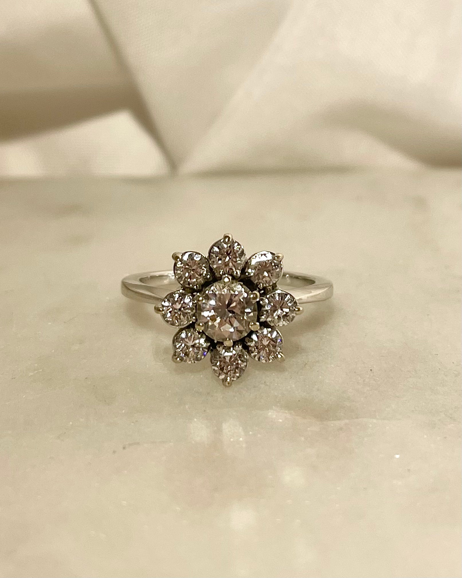 Anillo Margarita 9 Diamantes 1.06 quilates "Chanya"