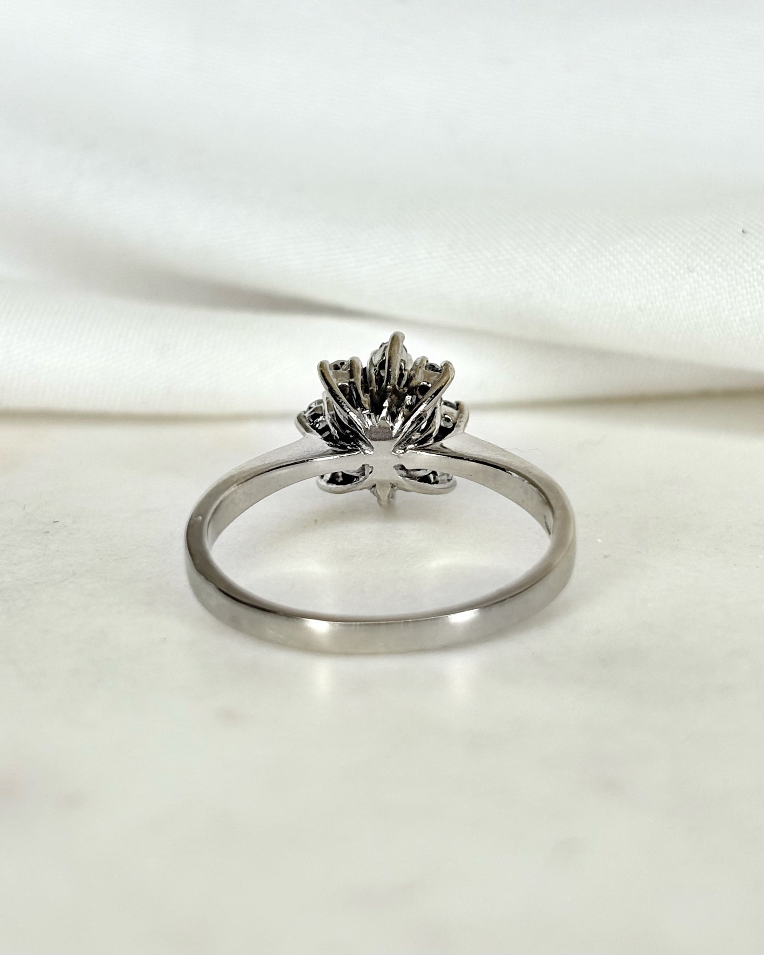 Bague Marguerite Saphir 0.50 carat &amp; 8 Diamants &quot;Charlotte&quot;