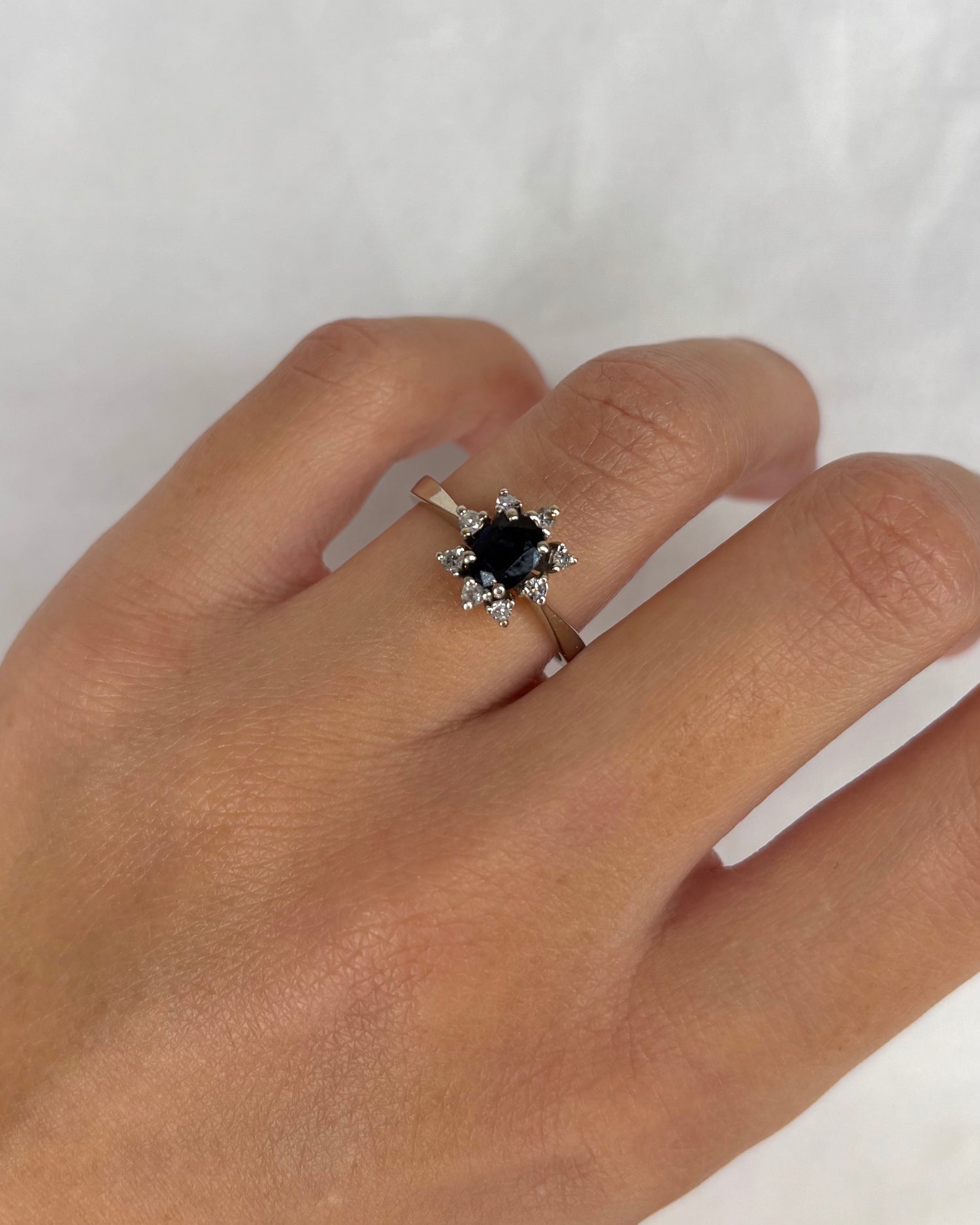 Bague Marguerite Saphir 0.50 carat &amp; 8 Diamants &quot;Charlotte&quot;