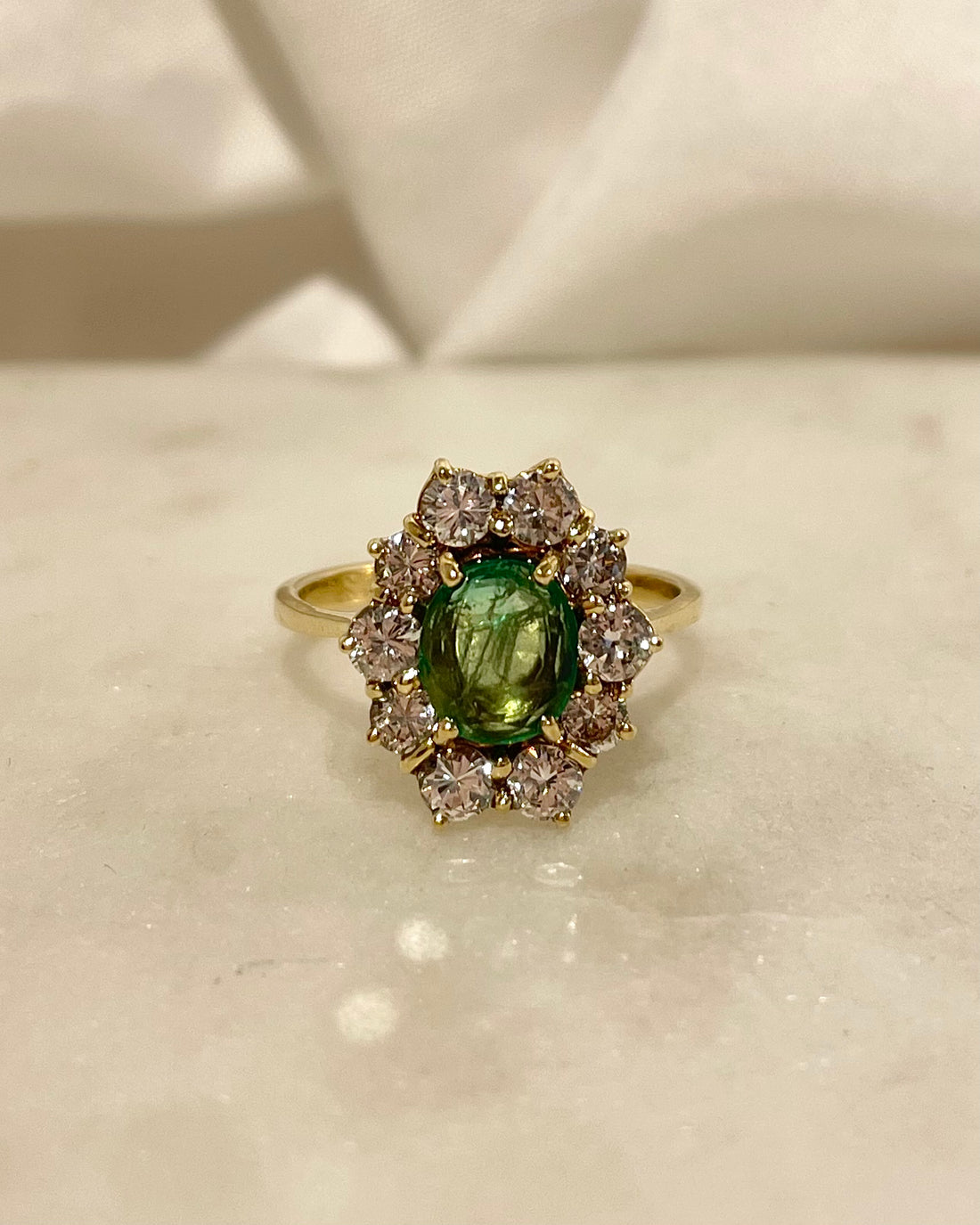 Bague Marguerite Emeraude 0.90 carat &amp; Diamants 0.92 carat &quot;Cyprie&quot;