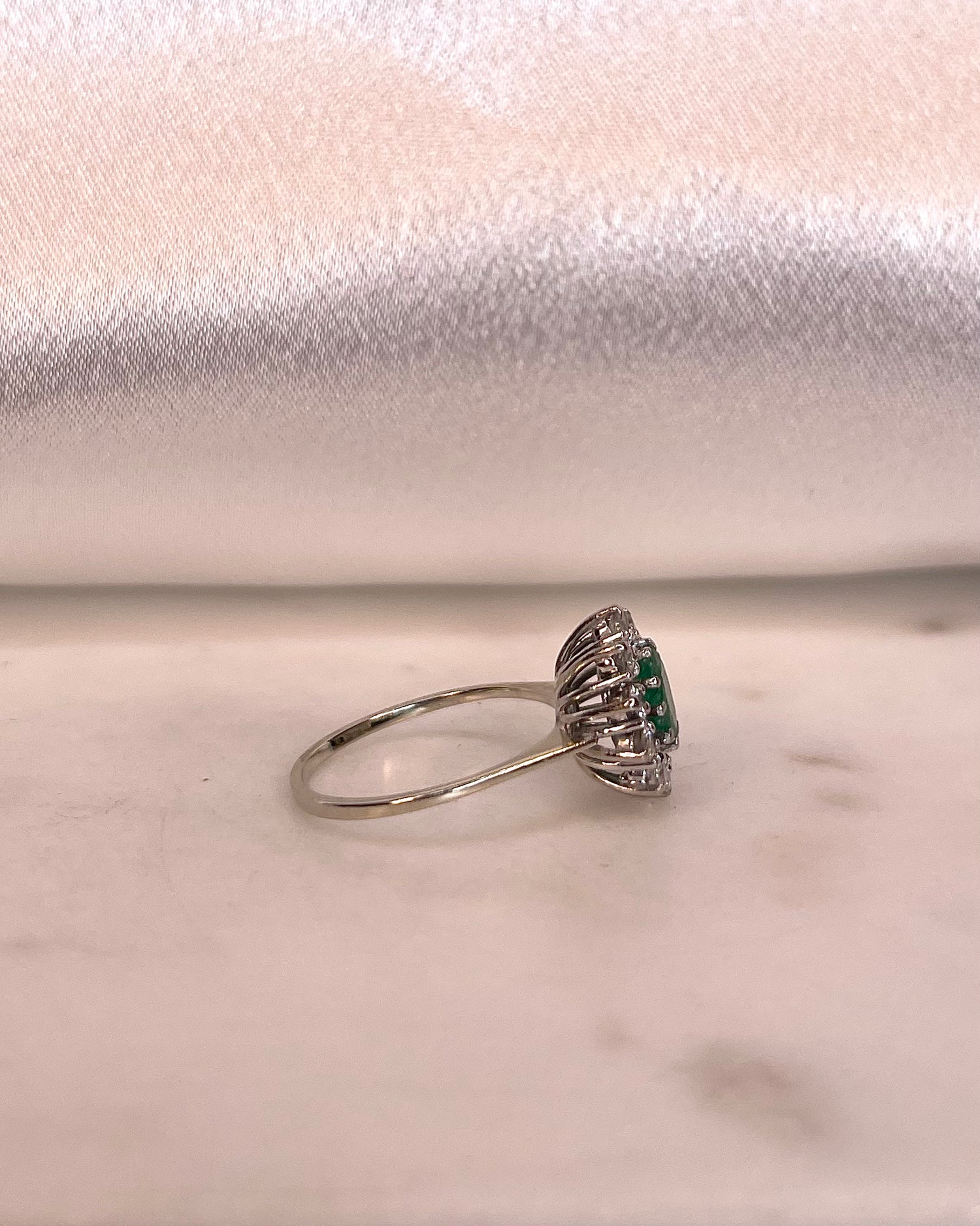 Bague Marguerite Émeraude 0.71 carat et Diamants &quot;Carolia&quot;