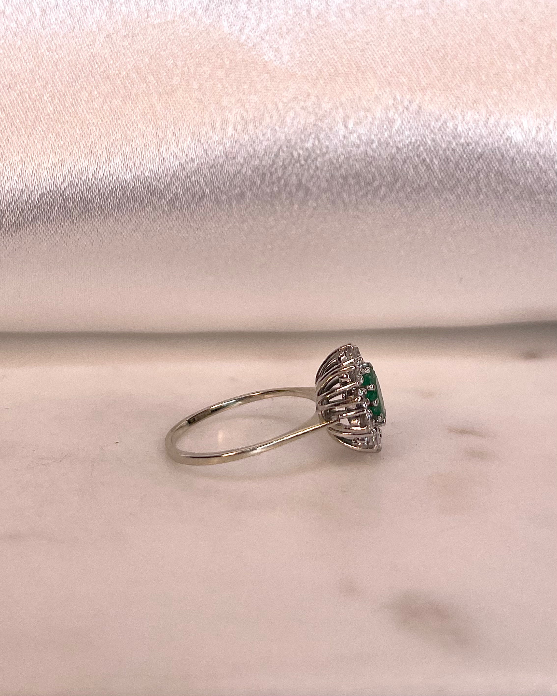 Bague Marguerite Émeraude 0.71 carat et Diamants &quot;Carolia&quot;