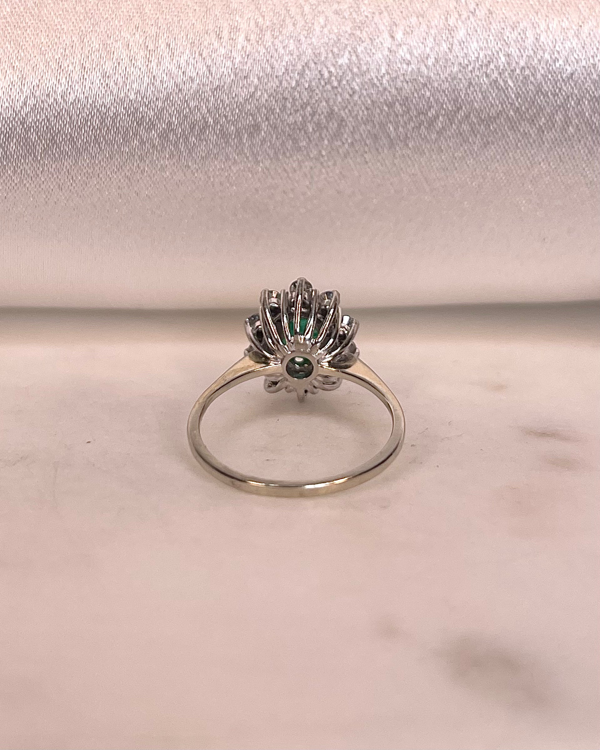 Bague Marguerite Émeraude 0.71 carat et Diamants &quot;Carolia&quot;
