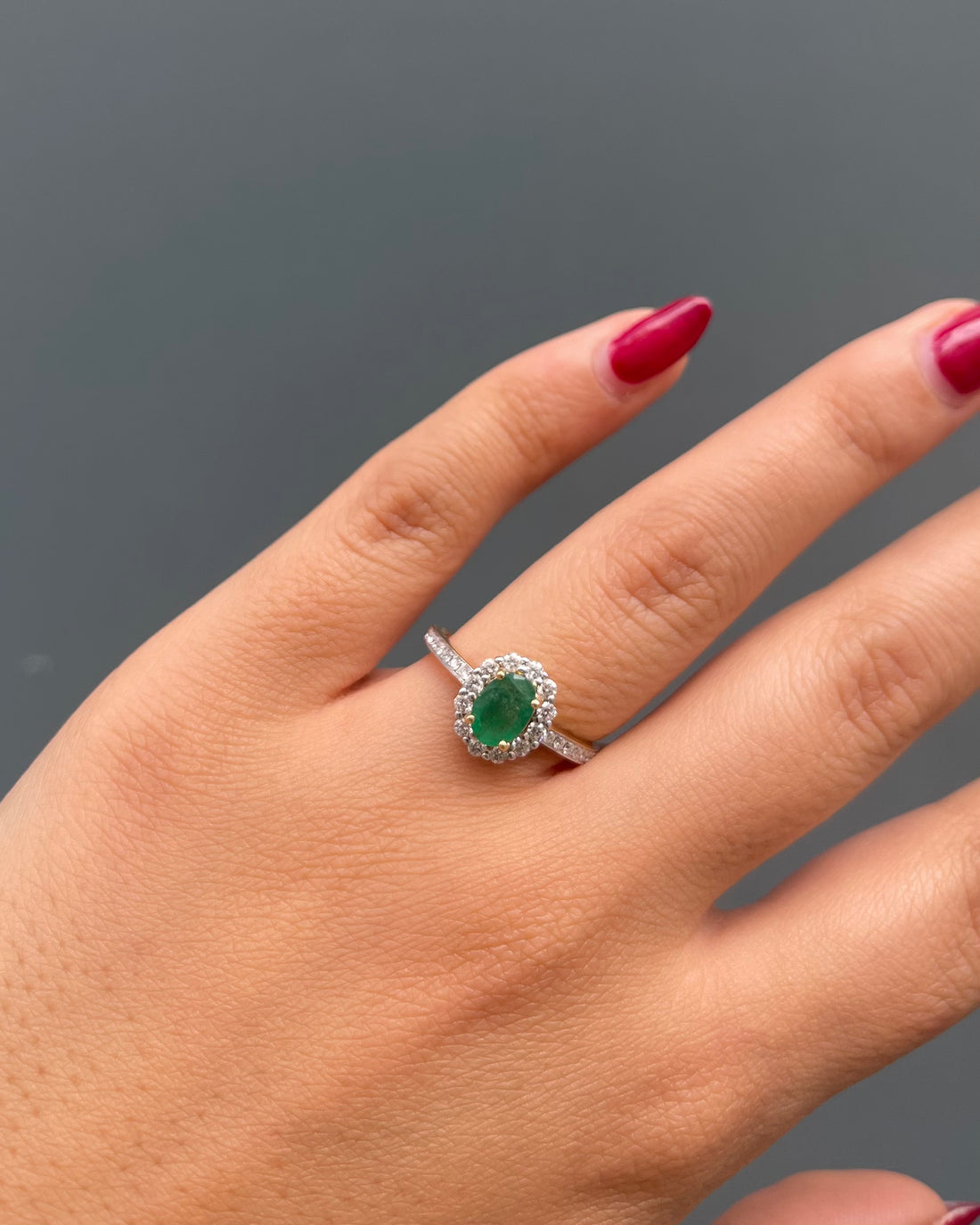 Bague Marguerite Emeraude 0.65 carat &amp; 26 Diamants &quot;Felice&quot;