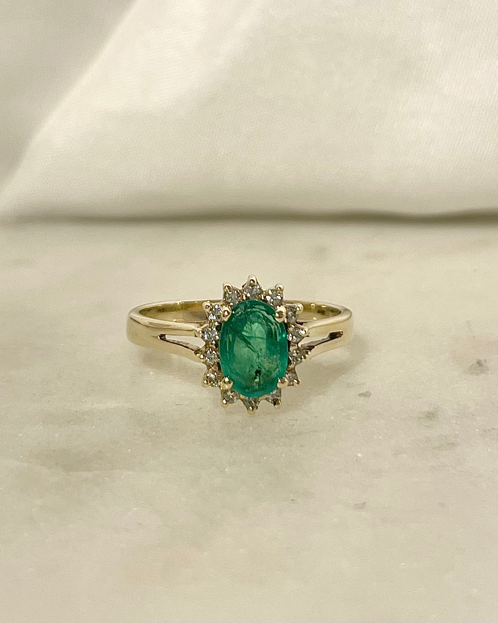 Anillo Margarita Esmeralda 0.85 Quilates y Diamantes "Paula"