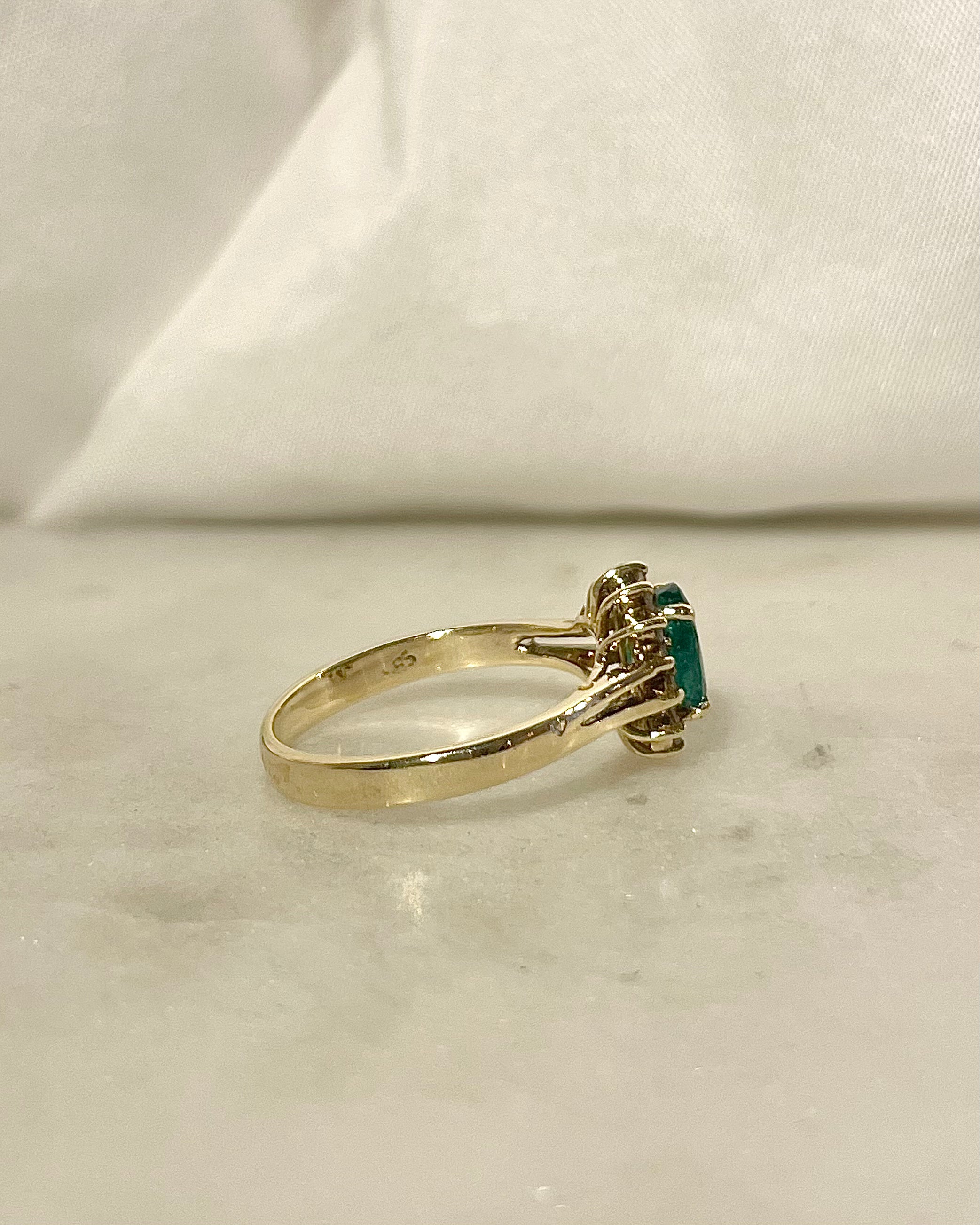 Anillo Margarita Esmeralda 0.85 Quilates y Diamantes "Paula"