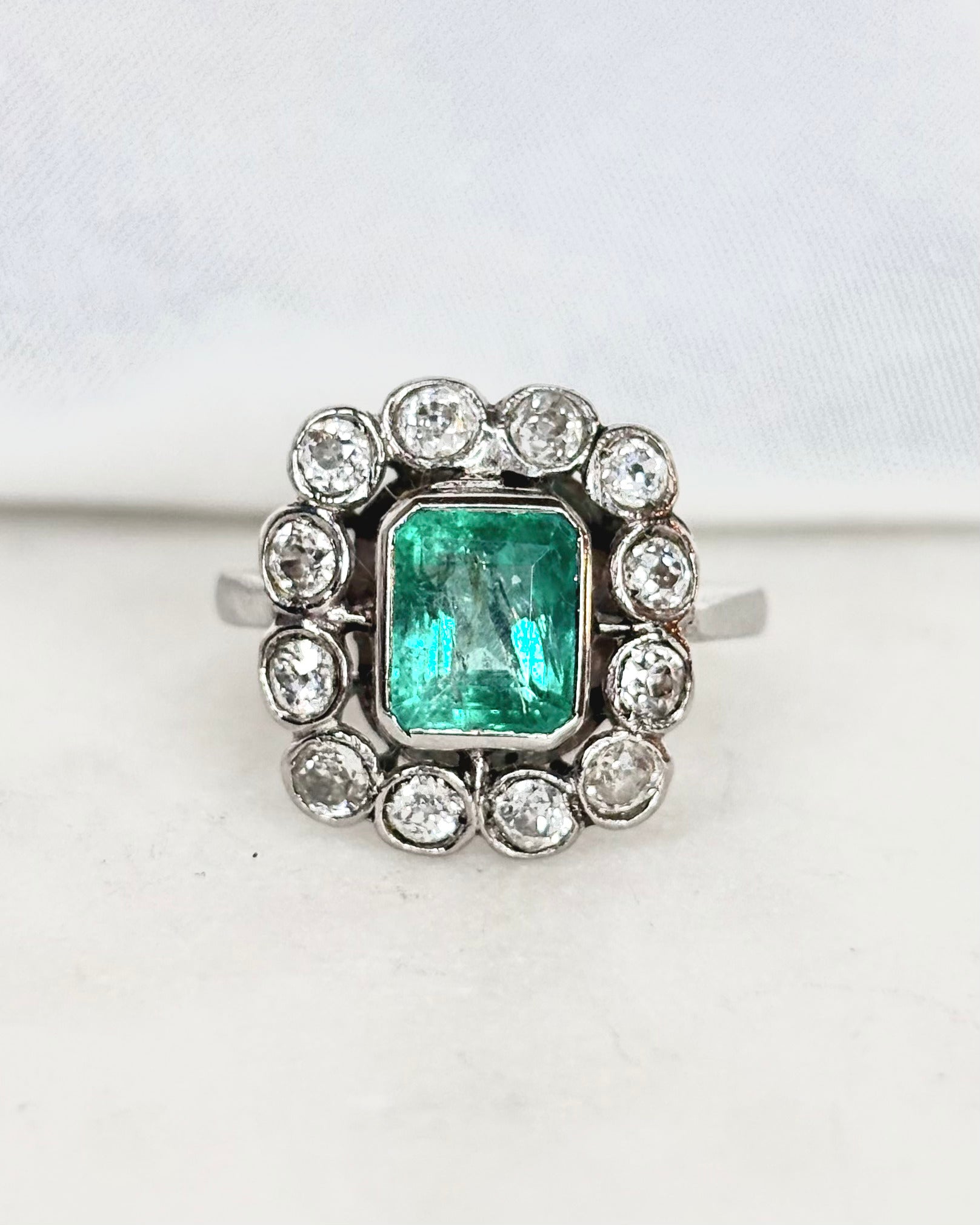 Bague Marguerite Art Déco Emeraude 2 carats &amp; Diamants &quot;Bertille&quot;