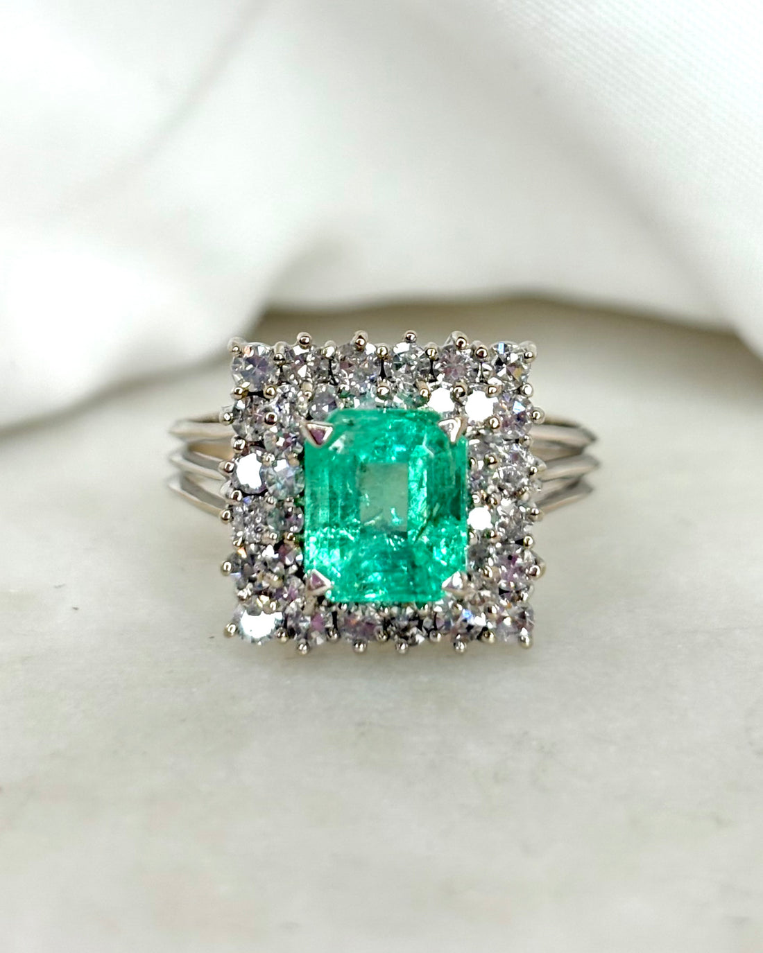 Bague Marguerite Émeraude 2.80 carats &amp; Diamants 0.80 carat &quot;Sixtine&quot;