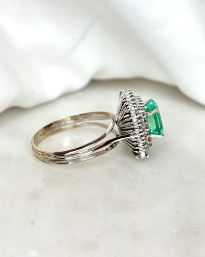 Bague Marguerite Émeraude 2.80 carats &amp; Diamants 0.80 carat &quot;Sixtine&quot;