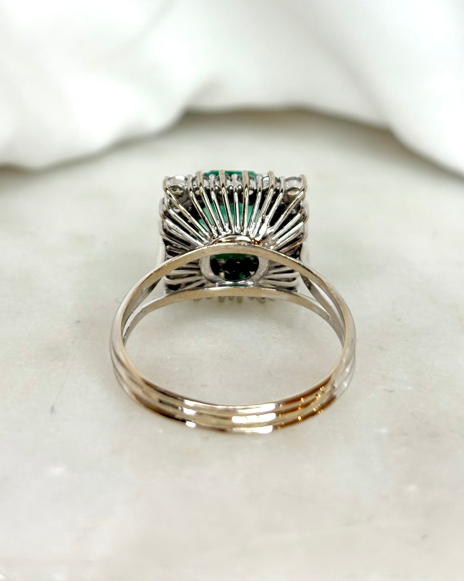 Bague Marguerite Émeraude 2.80 carats &amp; Diamants 0.80 carat &quot;Sixtine&quot;