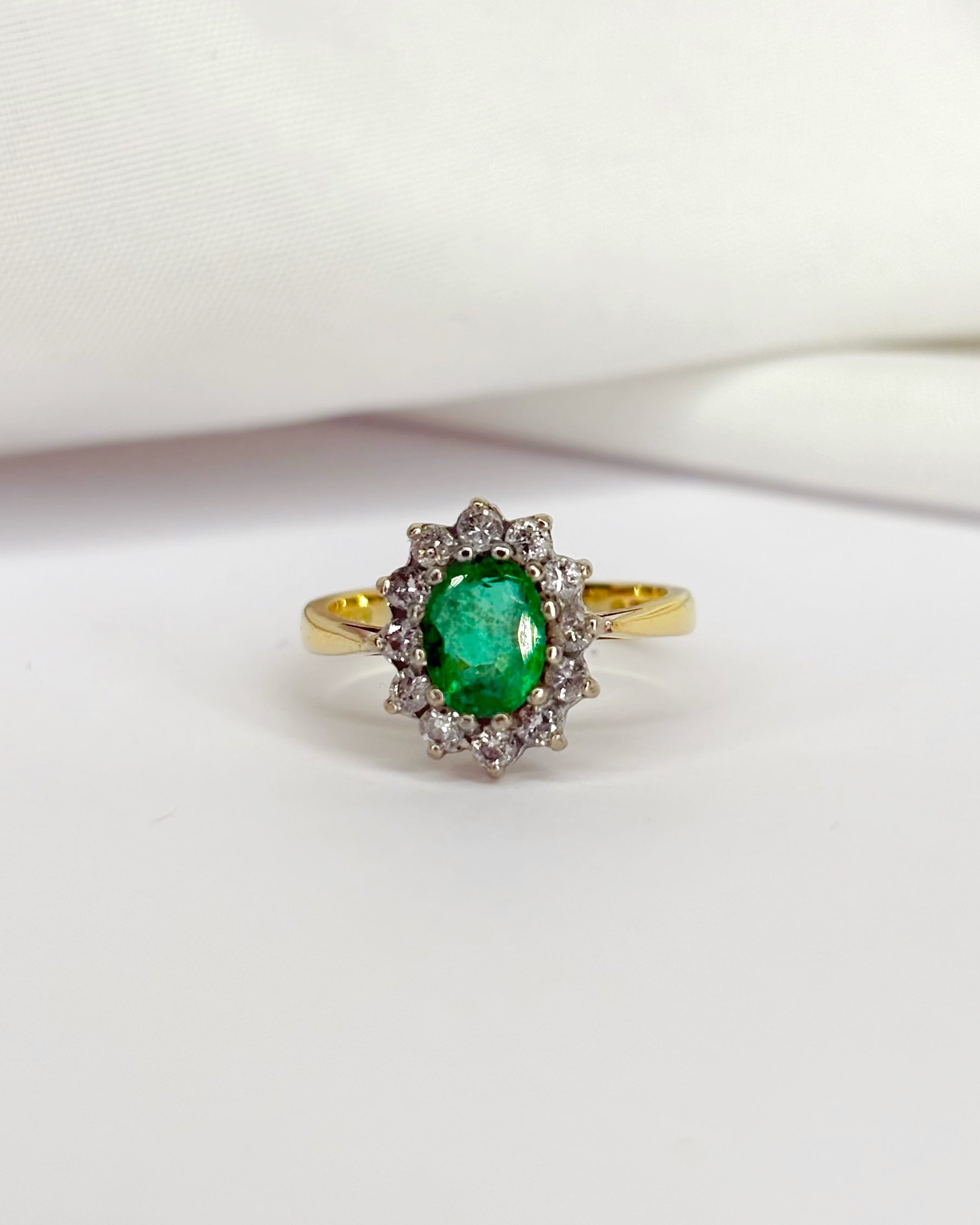 Bague Marguerite Émeraude 0.80 carat &amp; 12 Diamants "Coline"
