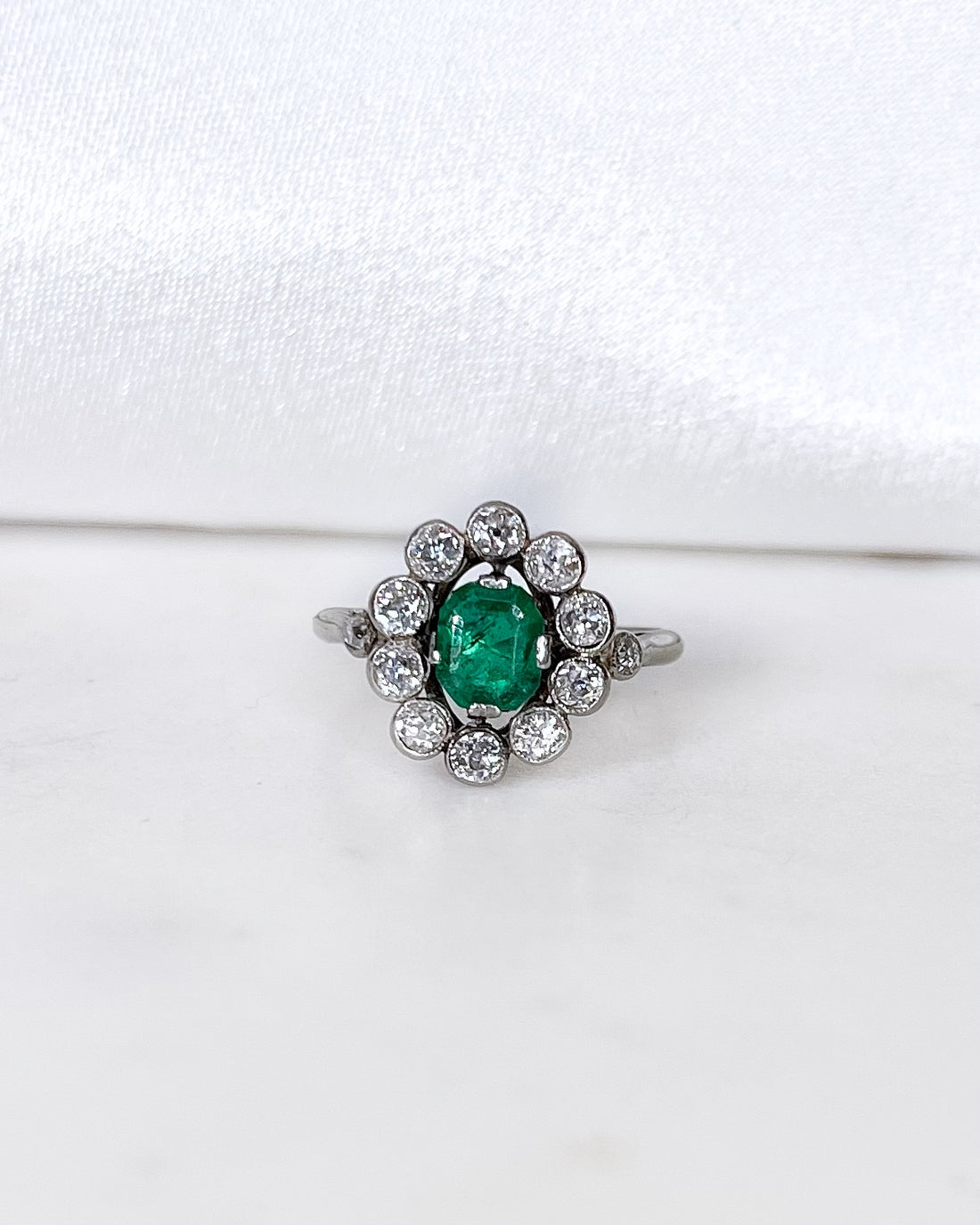 Bague Marguerite Art-Déco Émeraude et Diamants "Anastasia"