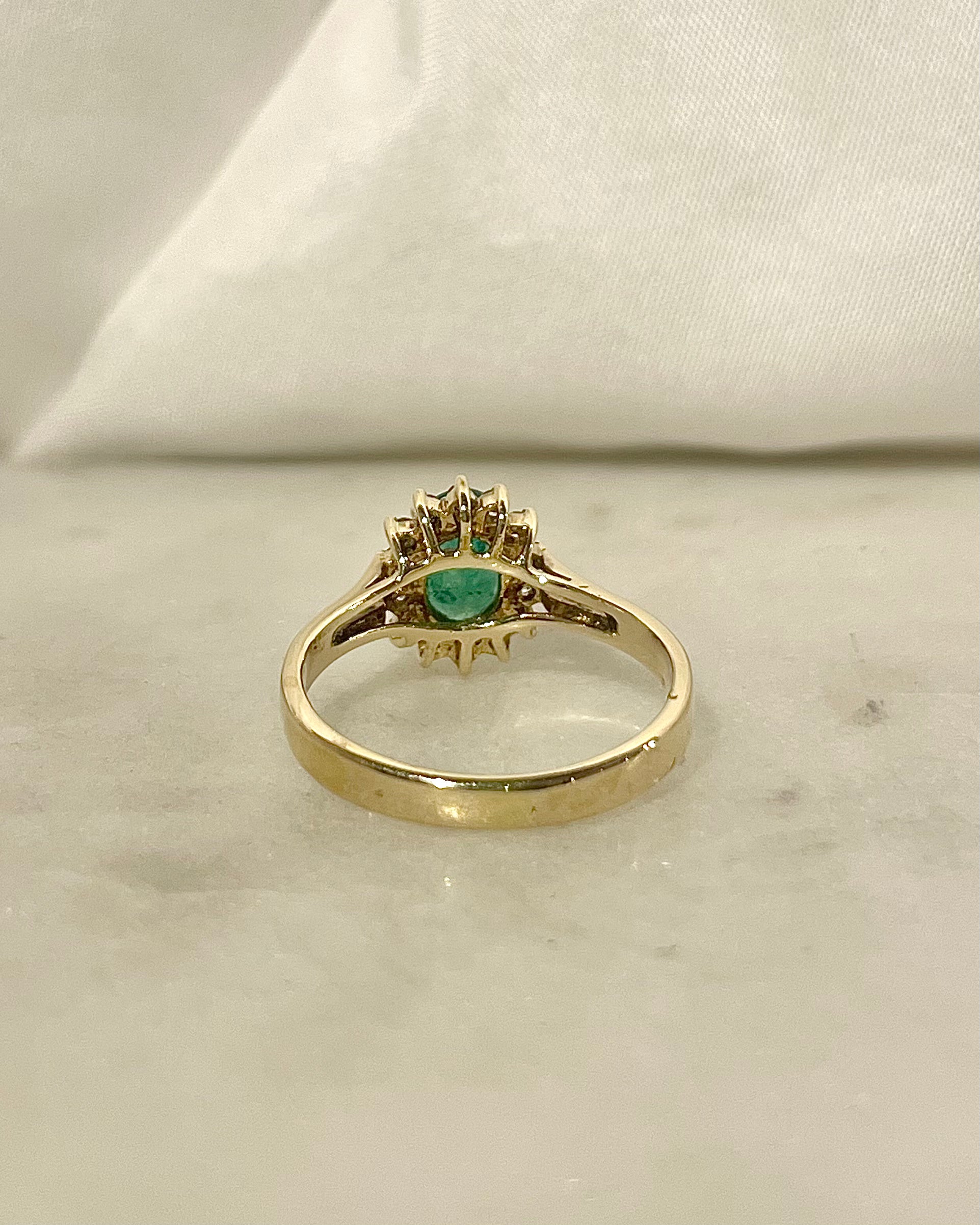 Anillo Margarita Esmeralda 0.85 Quilates y Diamantes "Paula"